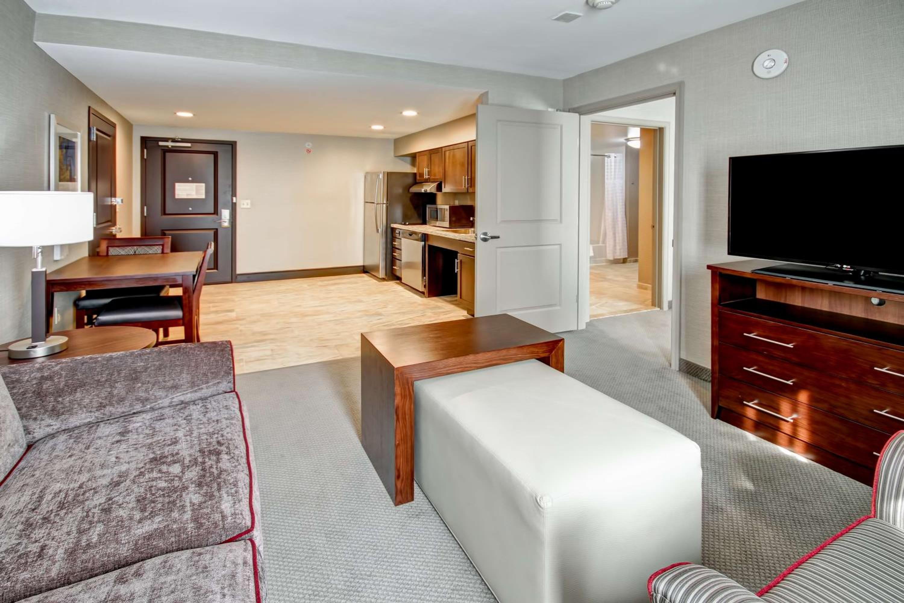 King Suite - Mobility Access/Non-Smoking