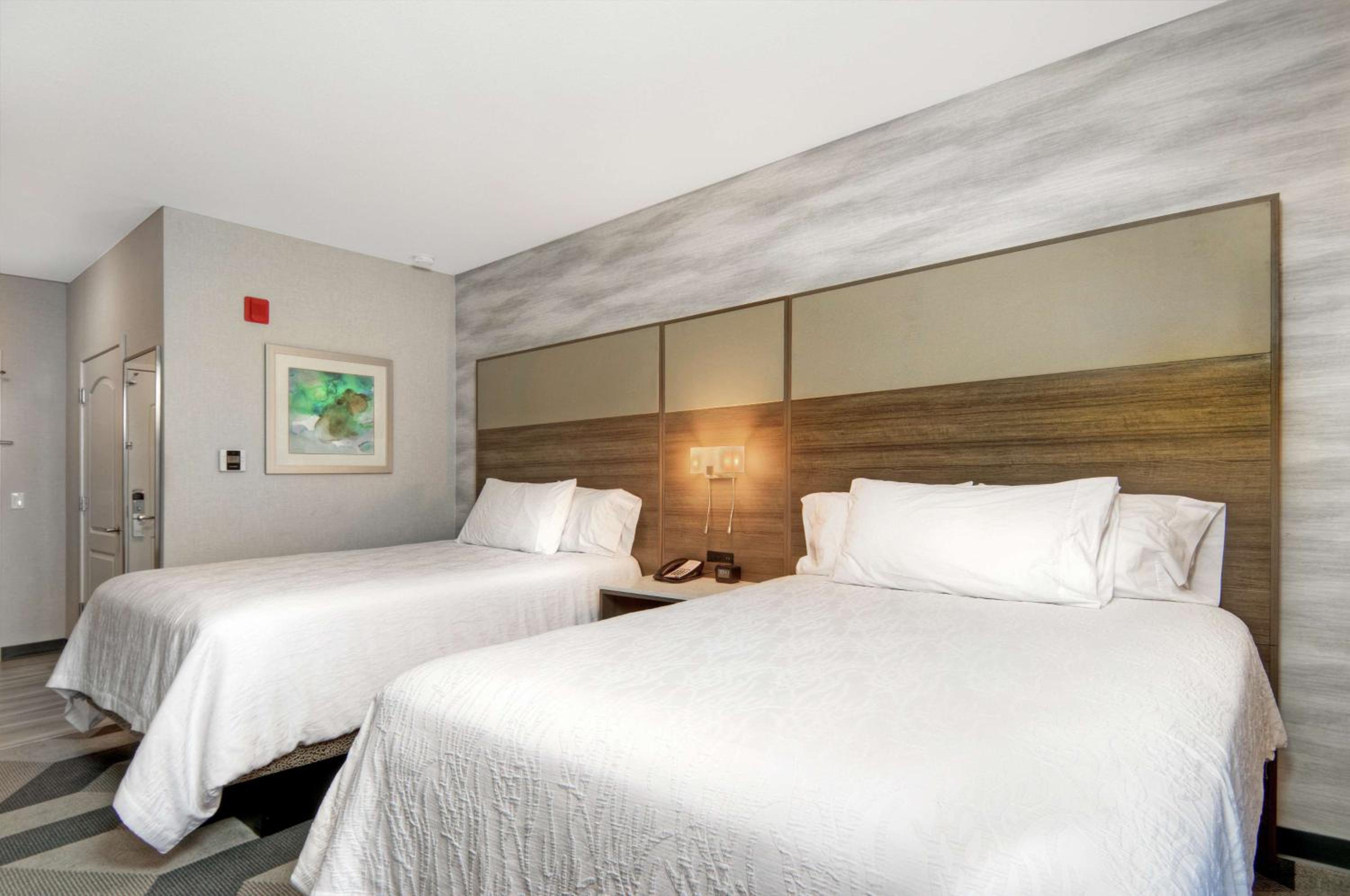 Premium Queen Room with Two Queen Beds - Photo 14