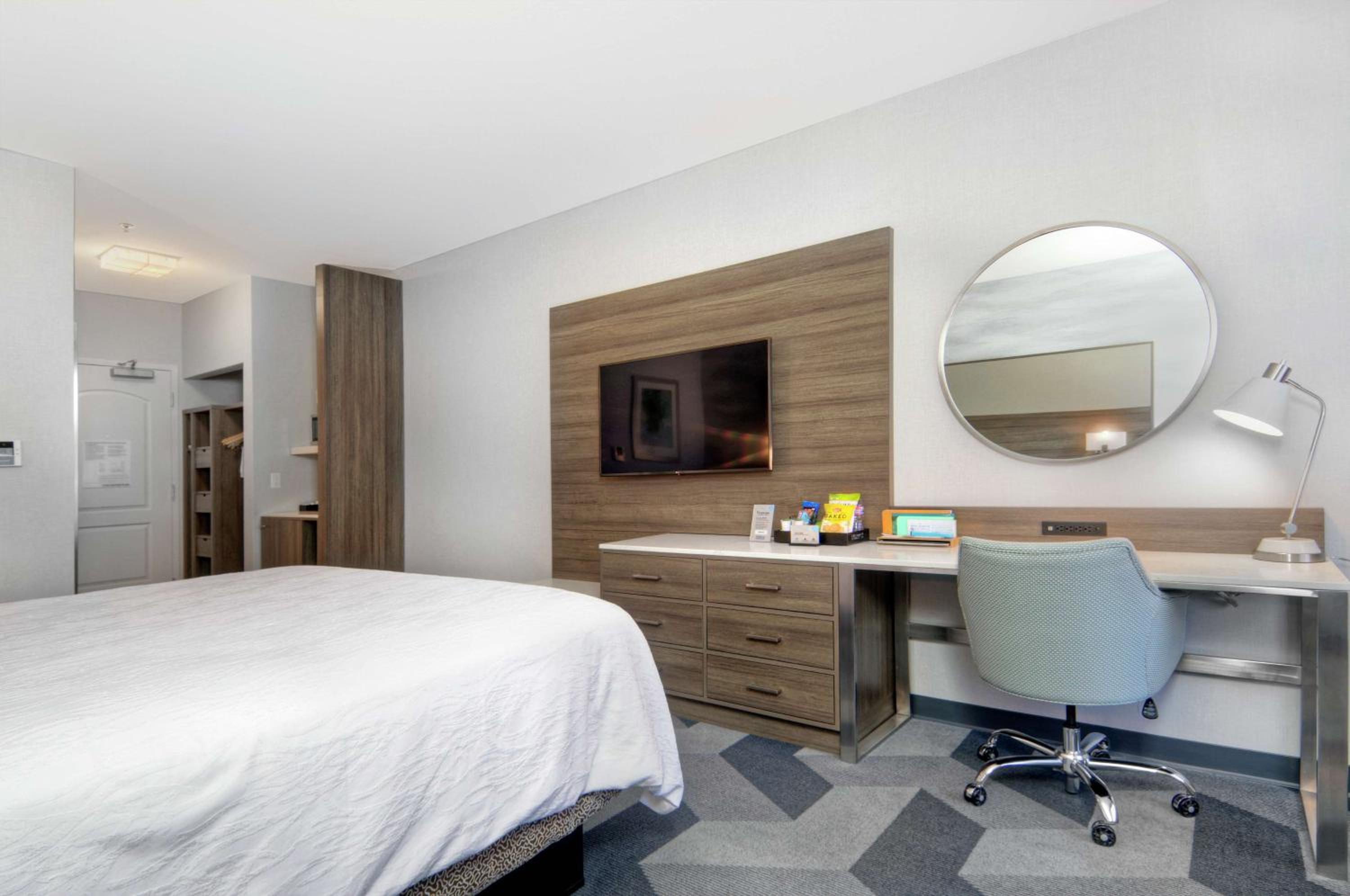 Premium King Room - Photo 9