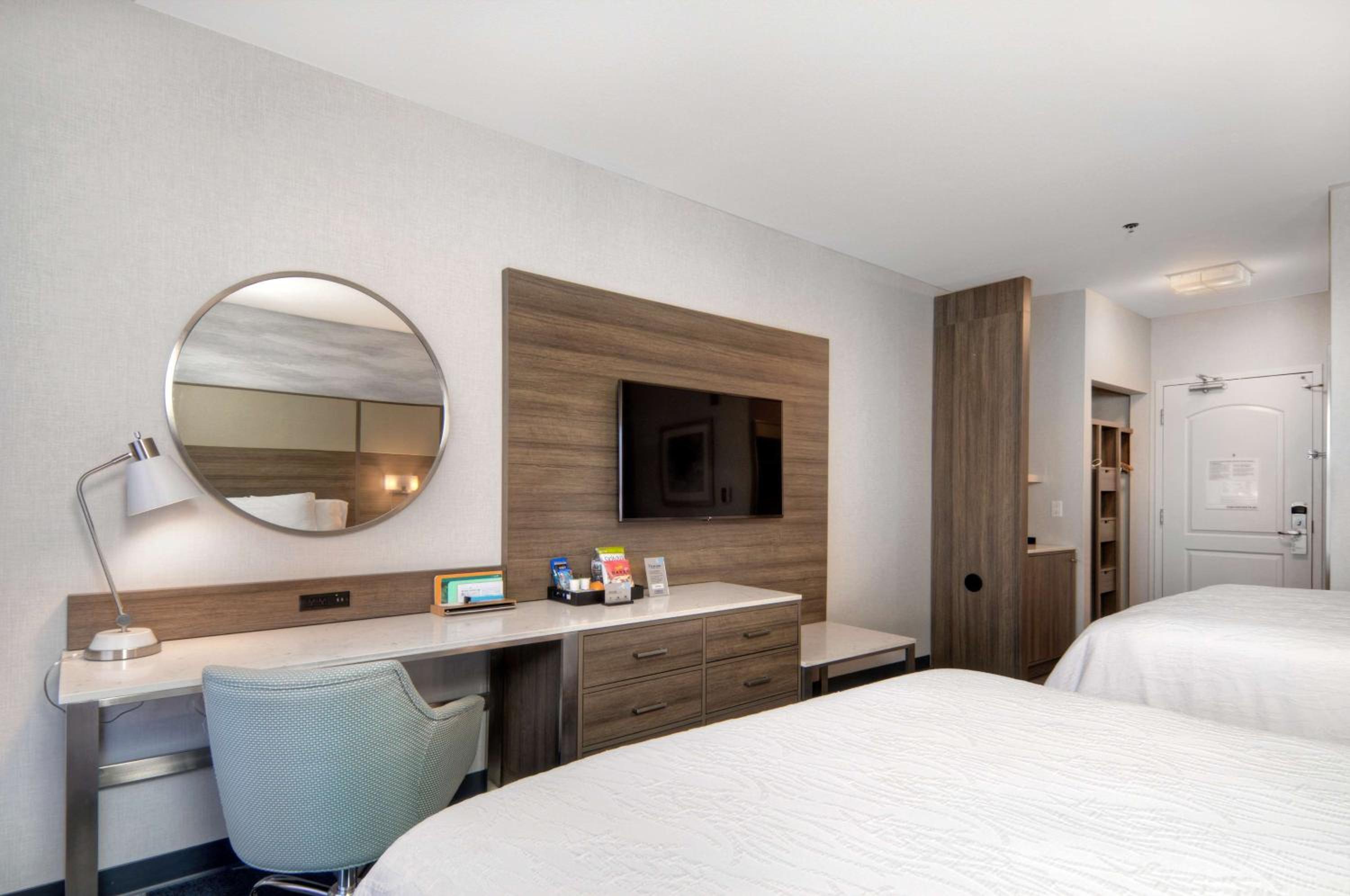 Premium Queen Room with Two Queen Beds - Photo 12