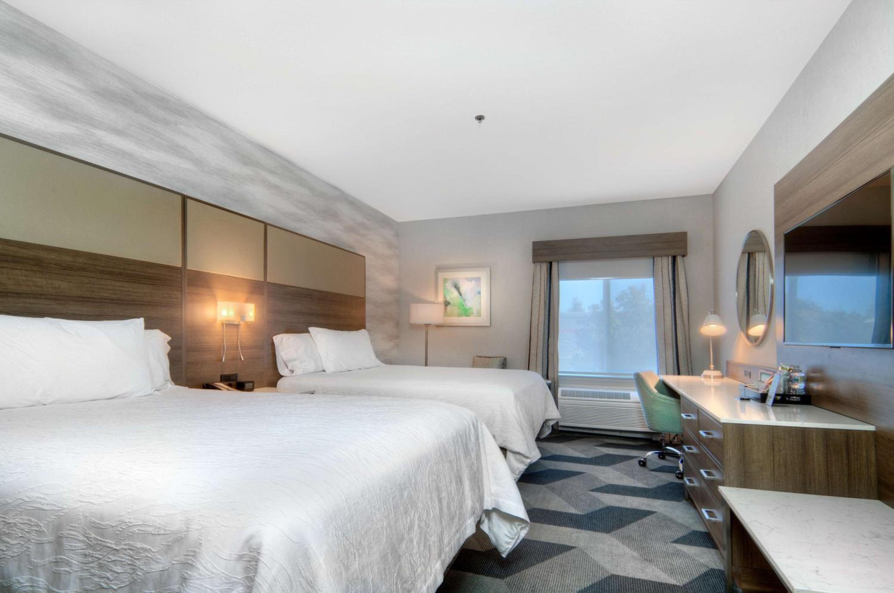 Premium Queen Room with Two Queen Beds - Photo 2