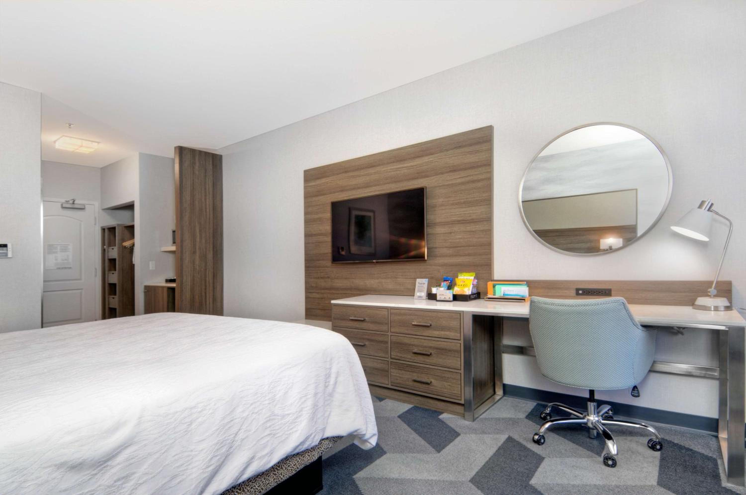 Premium King Room - Photo 11