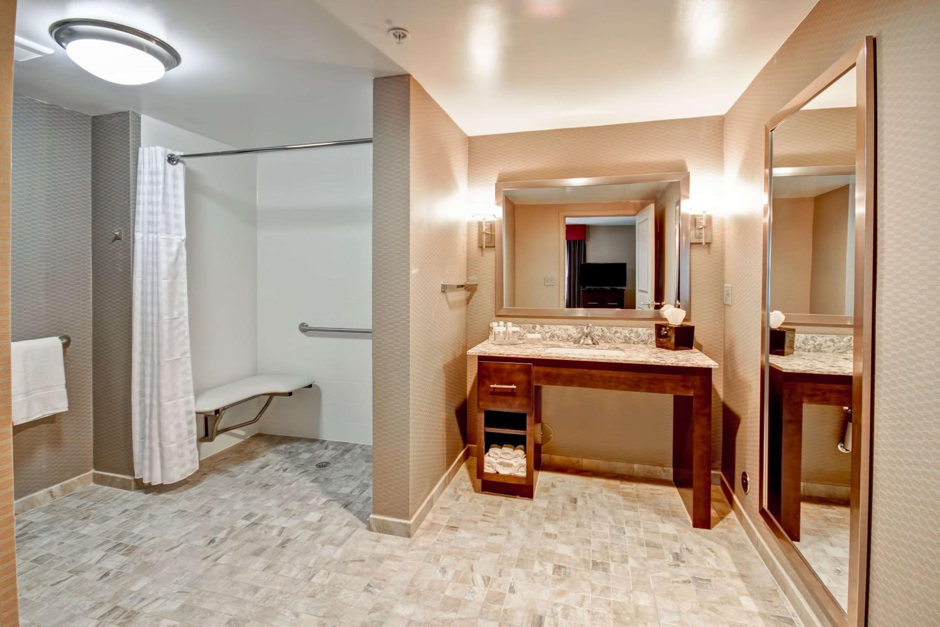 King Studio with Roll-In Shower - Disability Access/Non-Smoking photo 3