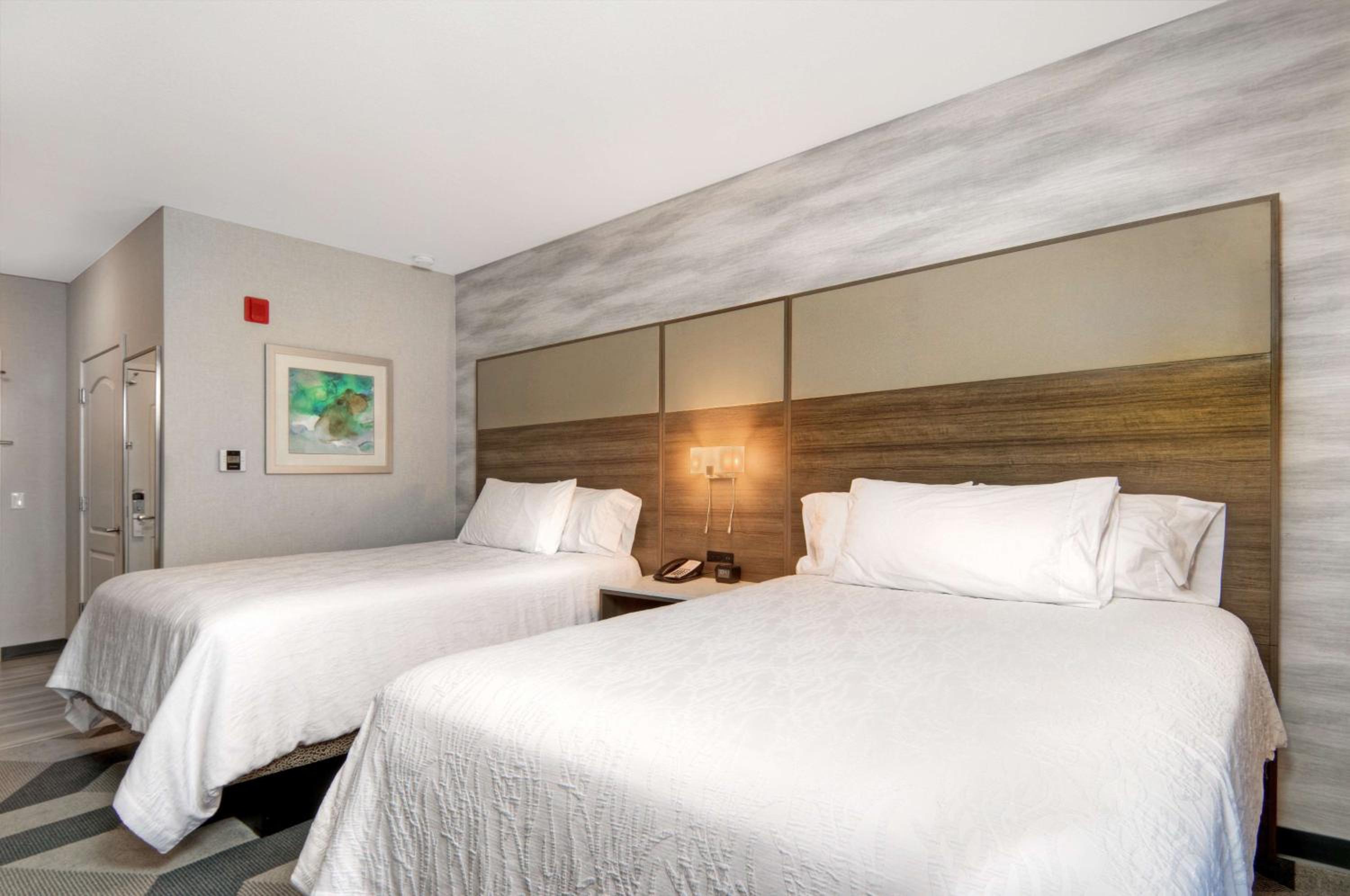 Premium Queen Room with Two Queen Beds - Photo 11