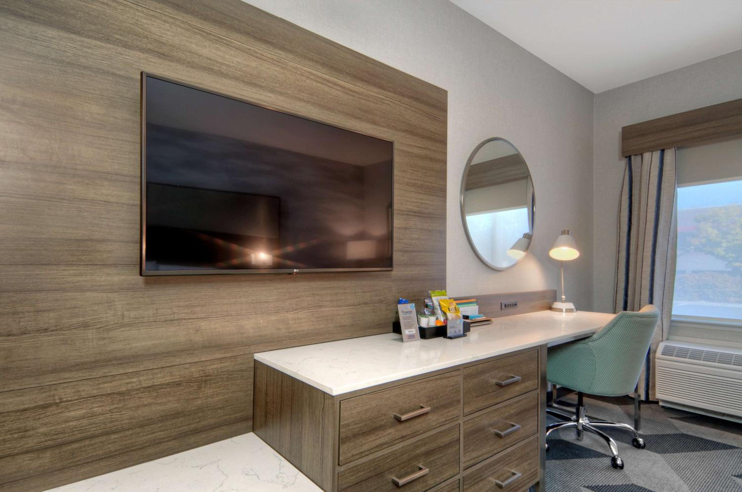 Premium King Room - Photo 12