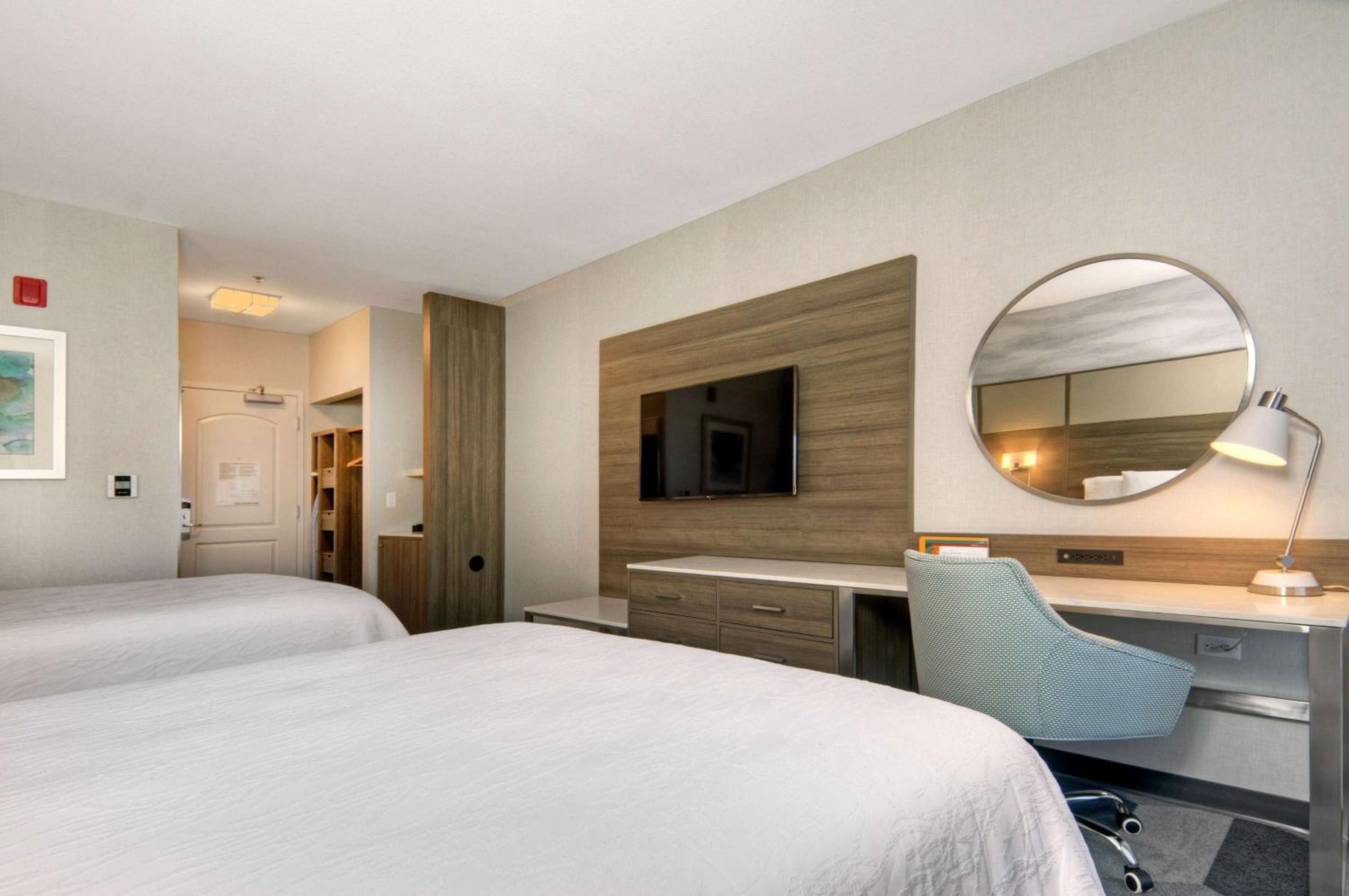 Queen Room with Two Queen Beds - Photo 5