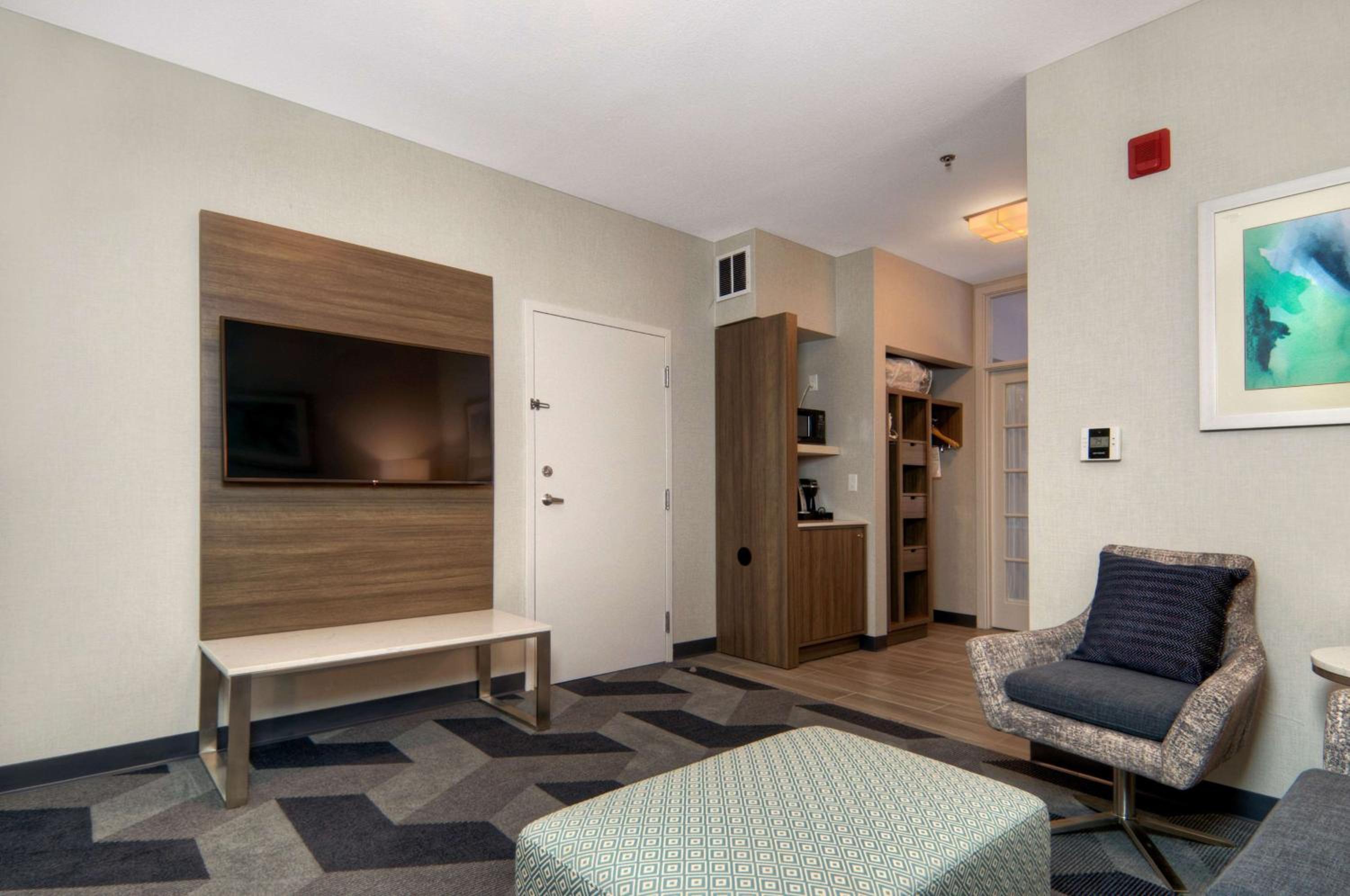 One-Bedroom King Suite - Photo 3