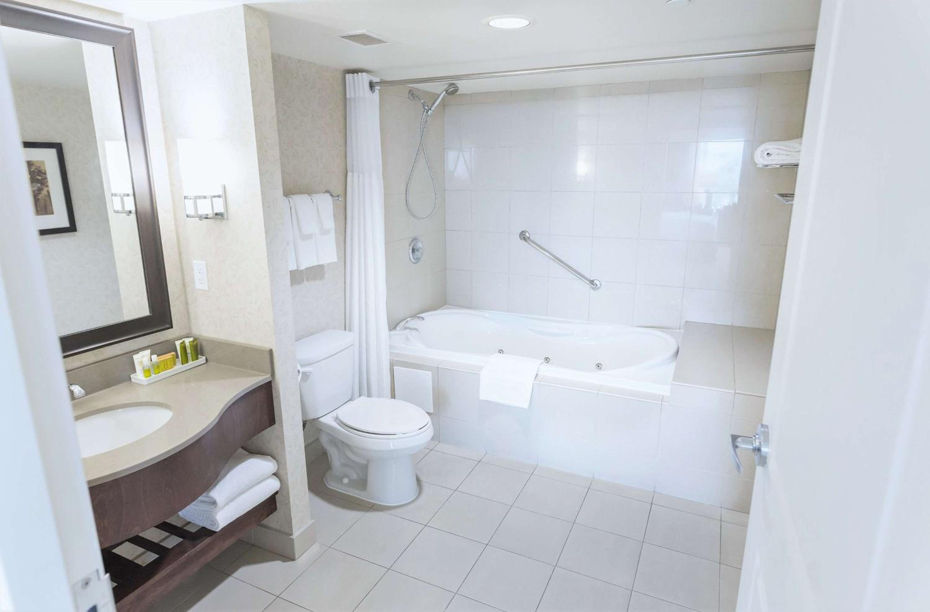 King Studio with Spa Bath and US Falls View