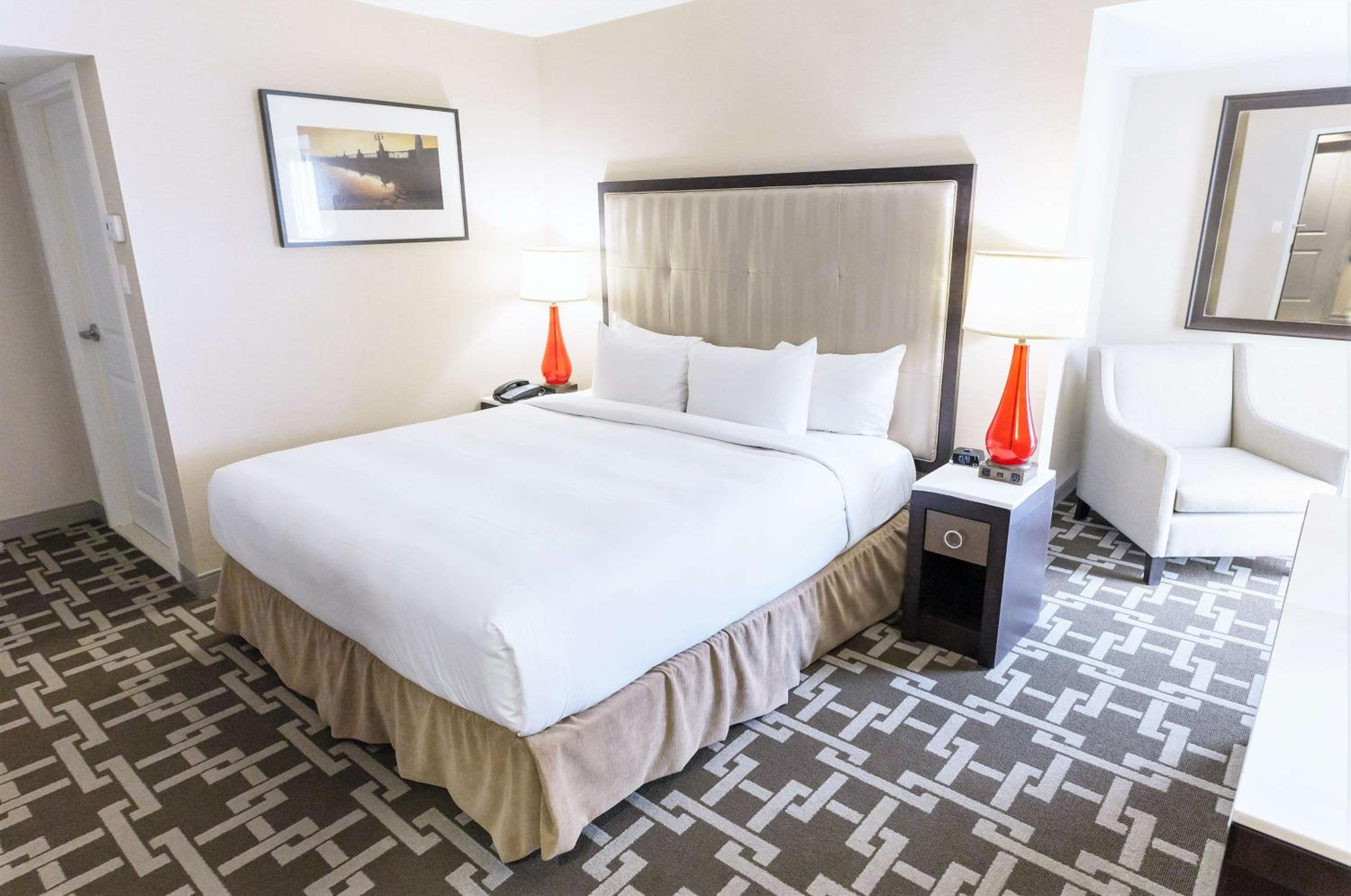 Compact King Room with Shower and Canadian Falls View