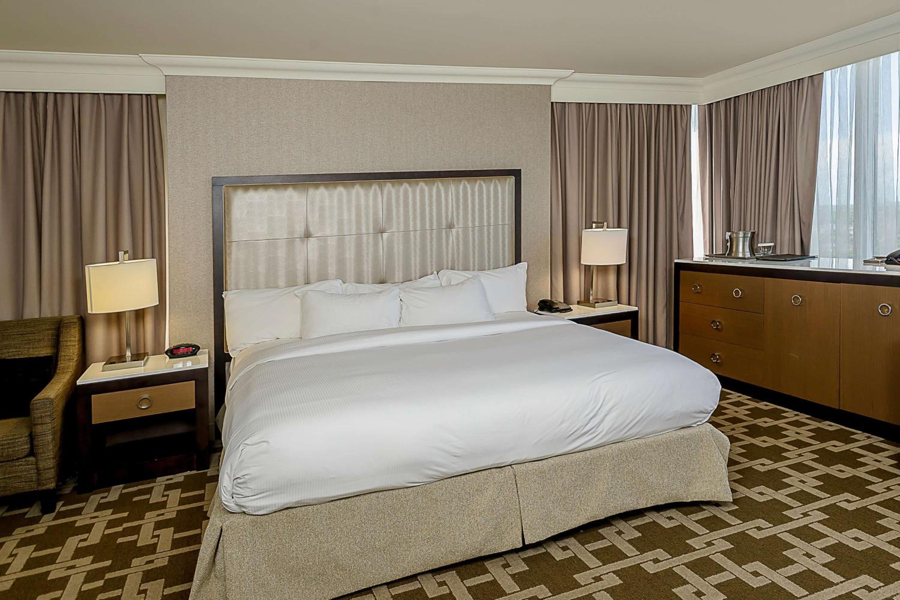 Compact King Room with Shower and US Falls View