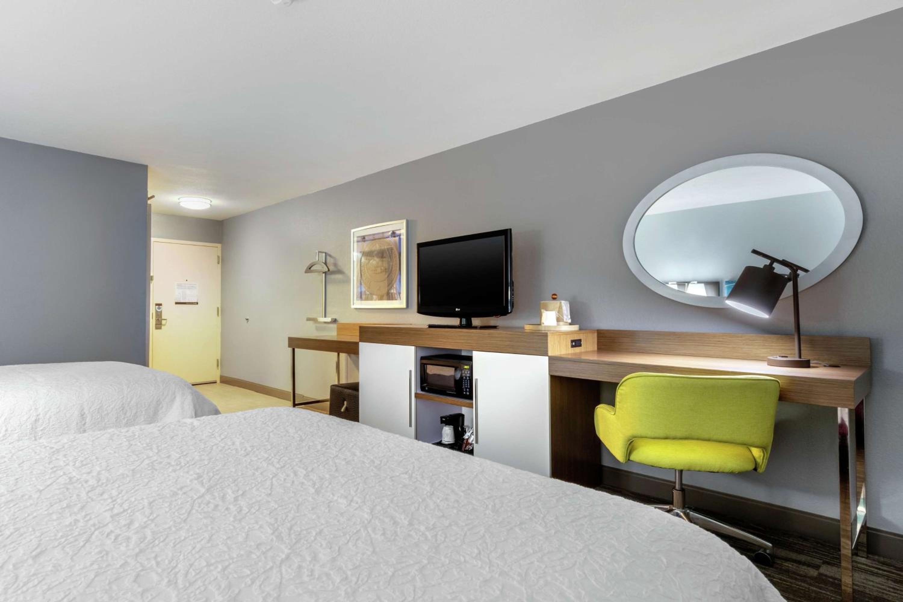 Queen Room with Two Queen Beds - Non-Smoking - Photo 4