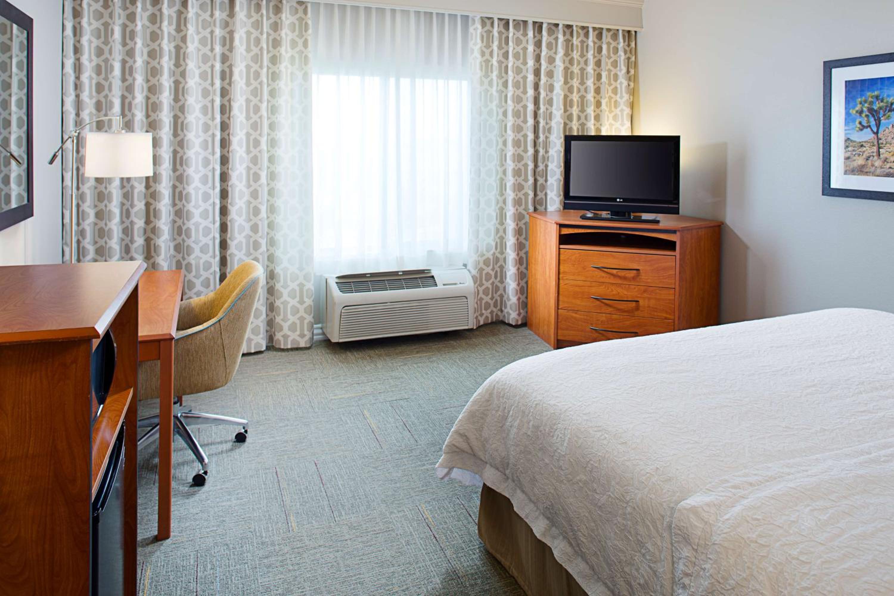 King Room with King Bed - Non-Smoking - Photo 2