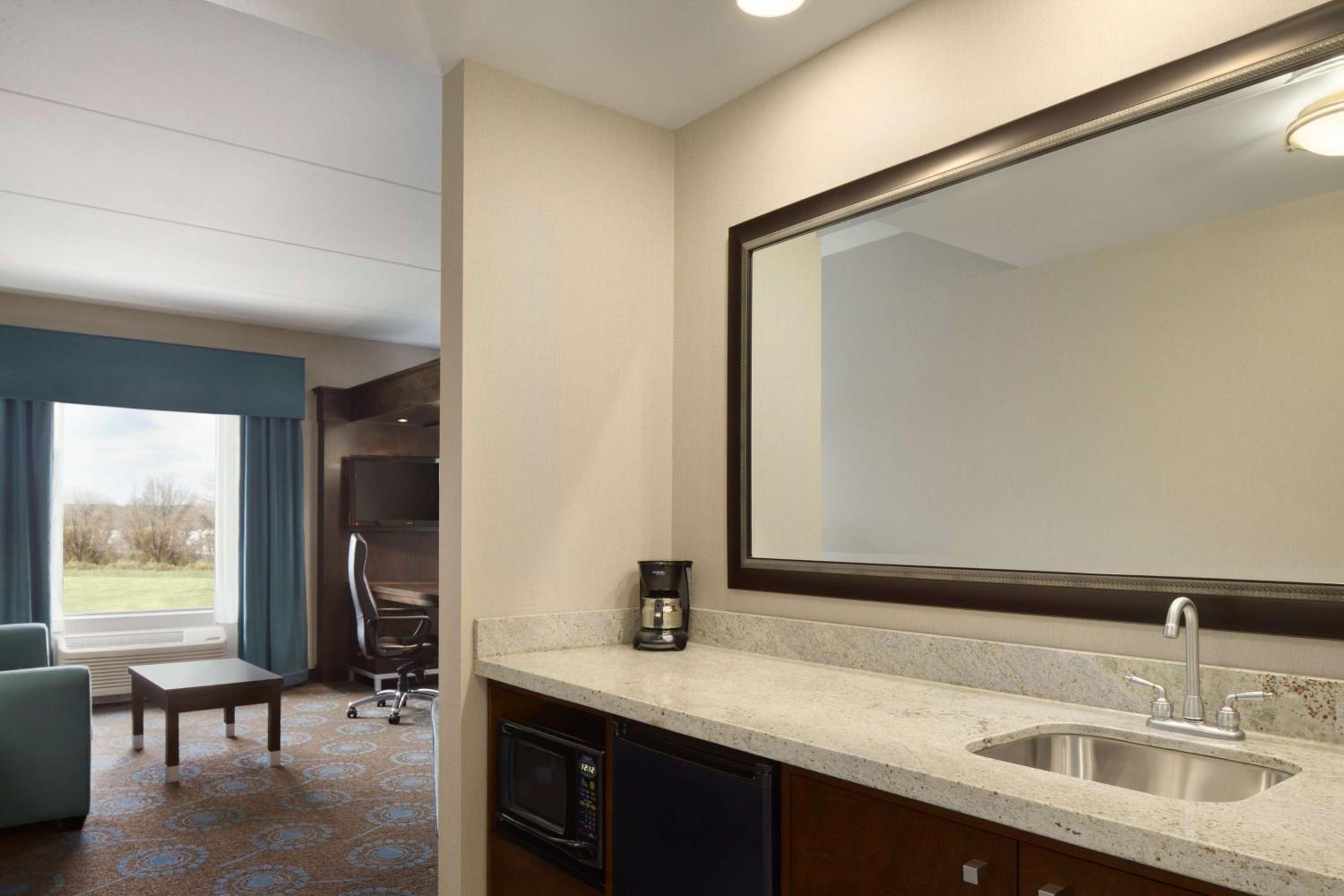 Queen Studio Suite with Two Queen Beds - Non-Smoking - Photo 3