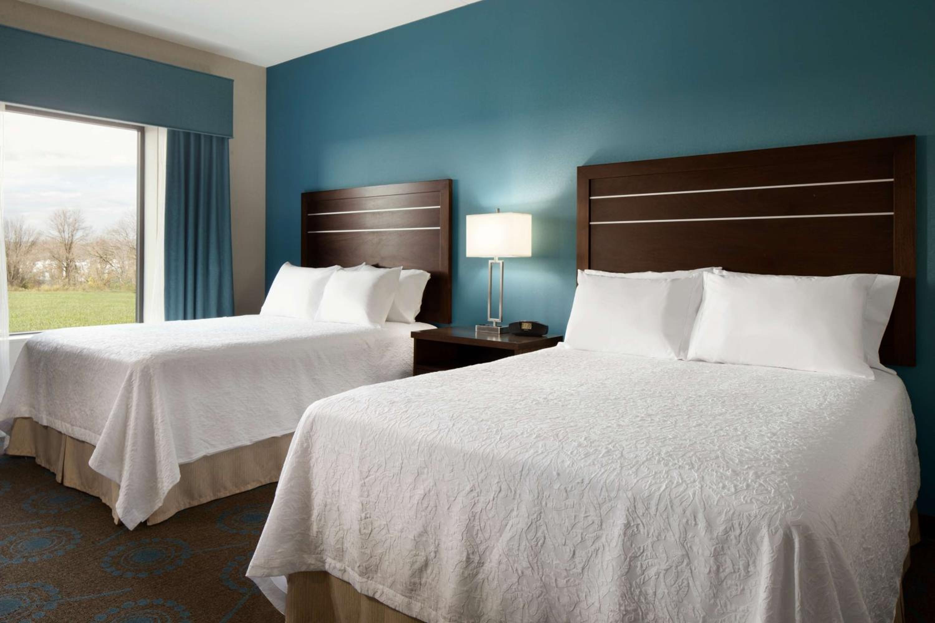 Queen Studio Suite with Two Queen Beds - Non-Smoking - Photo 2