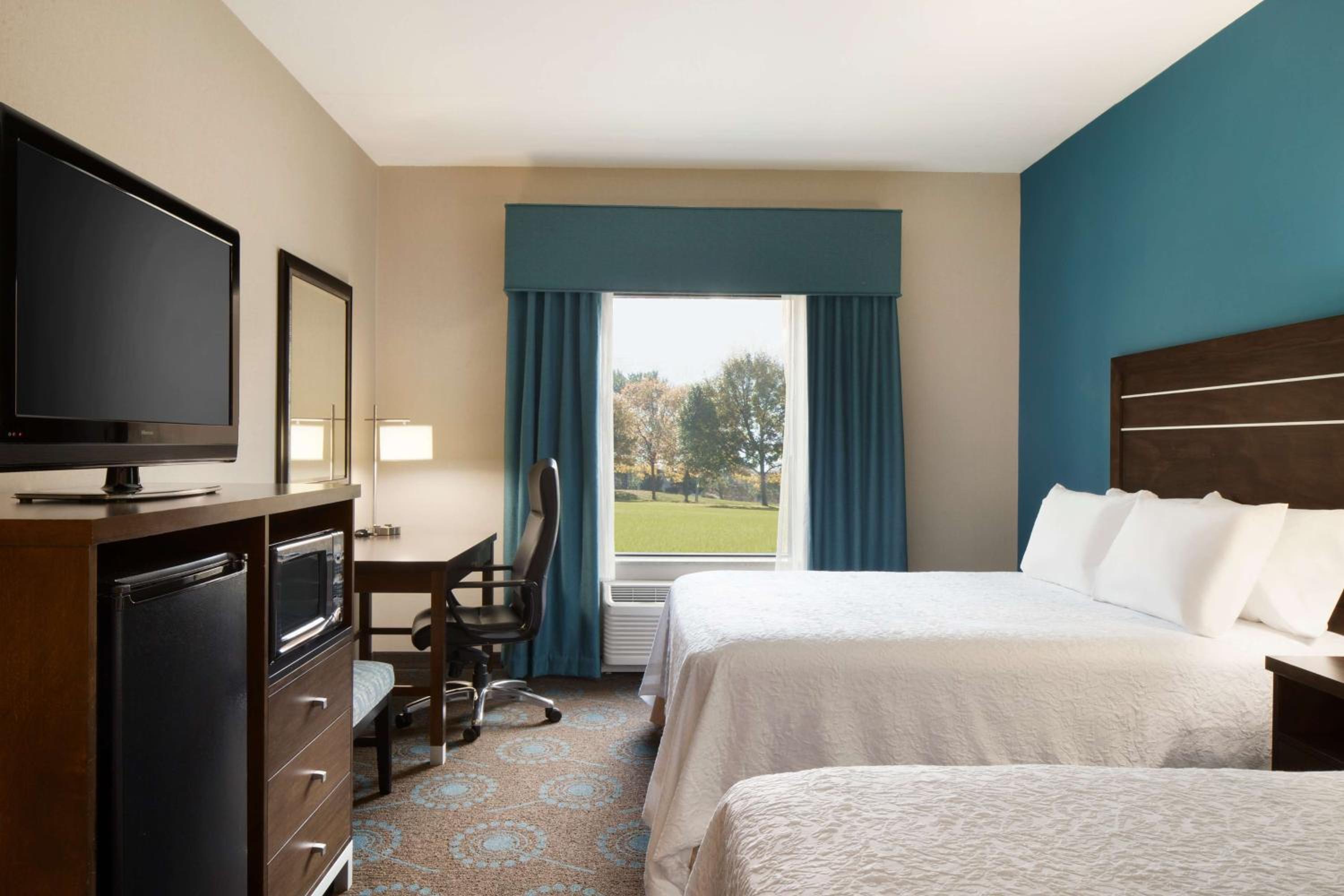 Room with Two Queen Beds - Non-Smoking - Photo 2