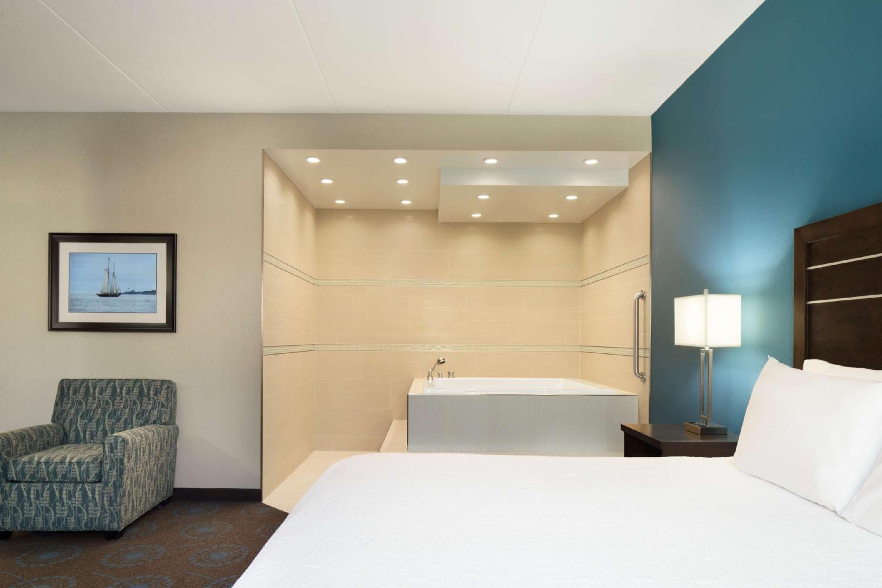 King Studio Suite with Whirlpool - Non-Smoking - Photo 3