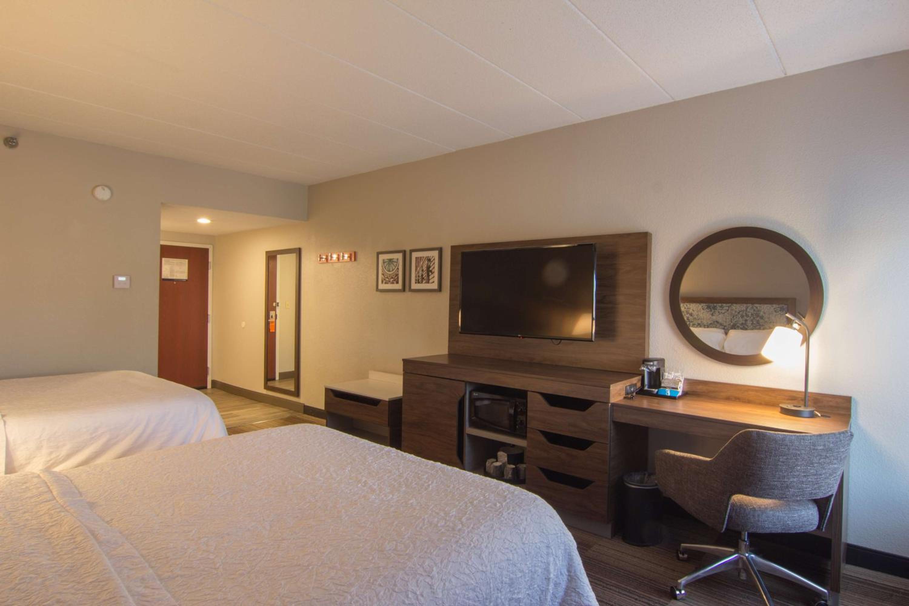 Room with Two Queen Beds - Non-Smoking - Photo 2