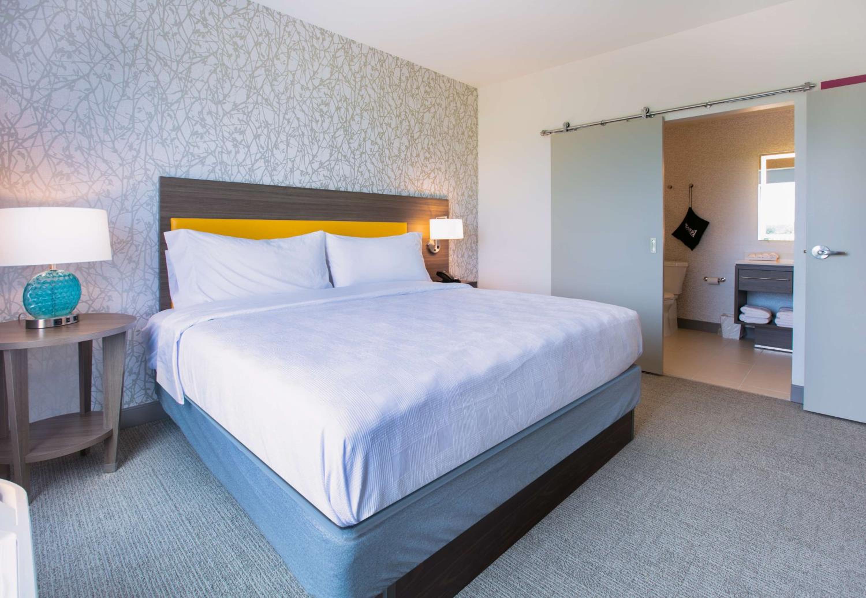 One-Bedroom King Suite with Lake View - Photo 1