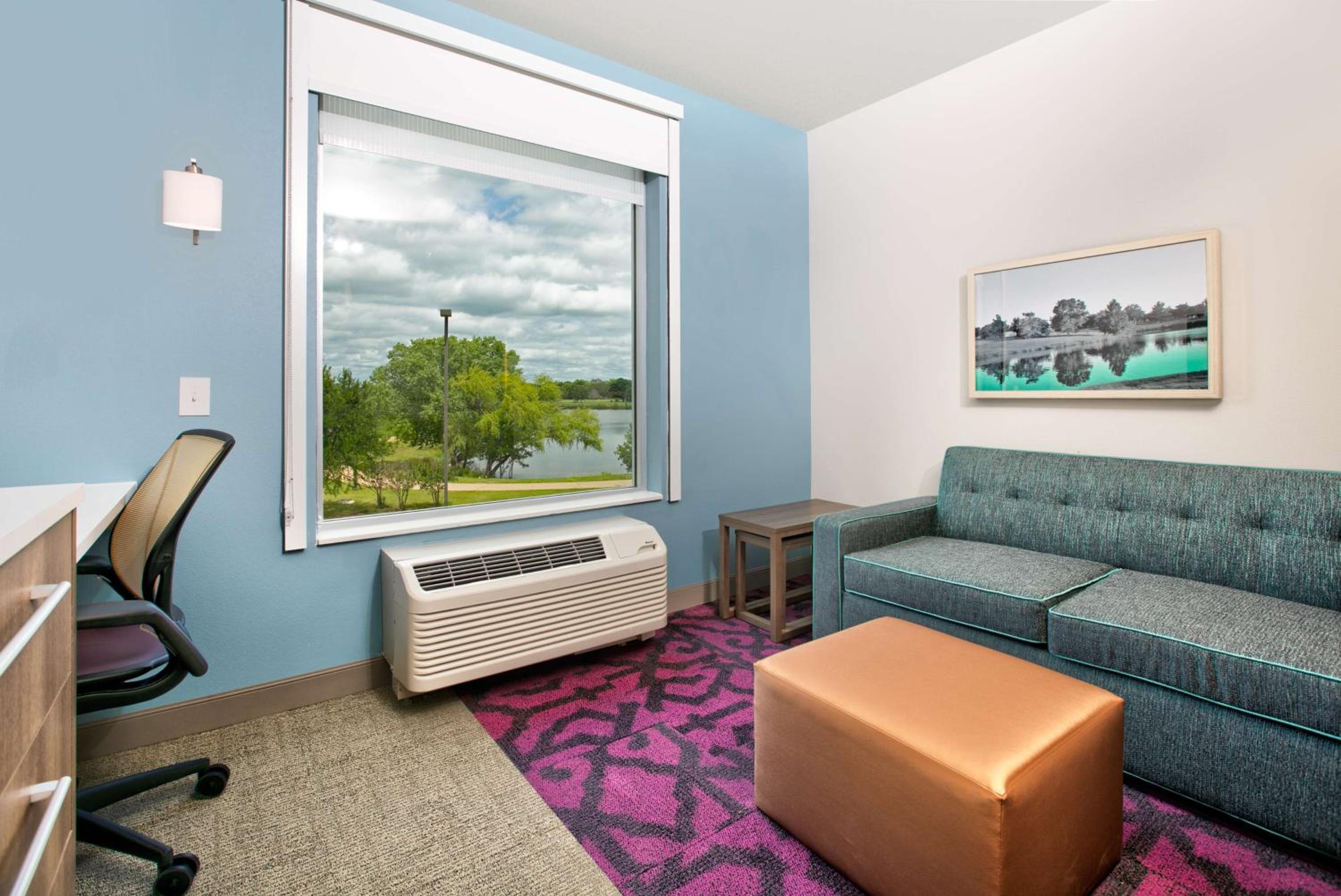 One-Bedroom King Suite with Lake View - Photo 3