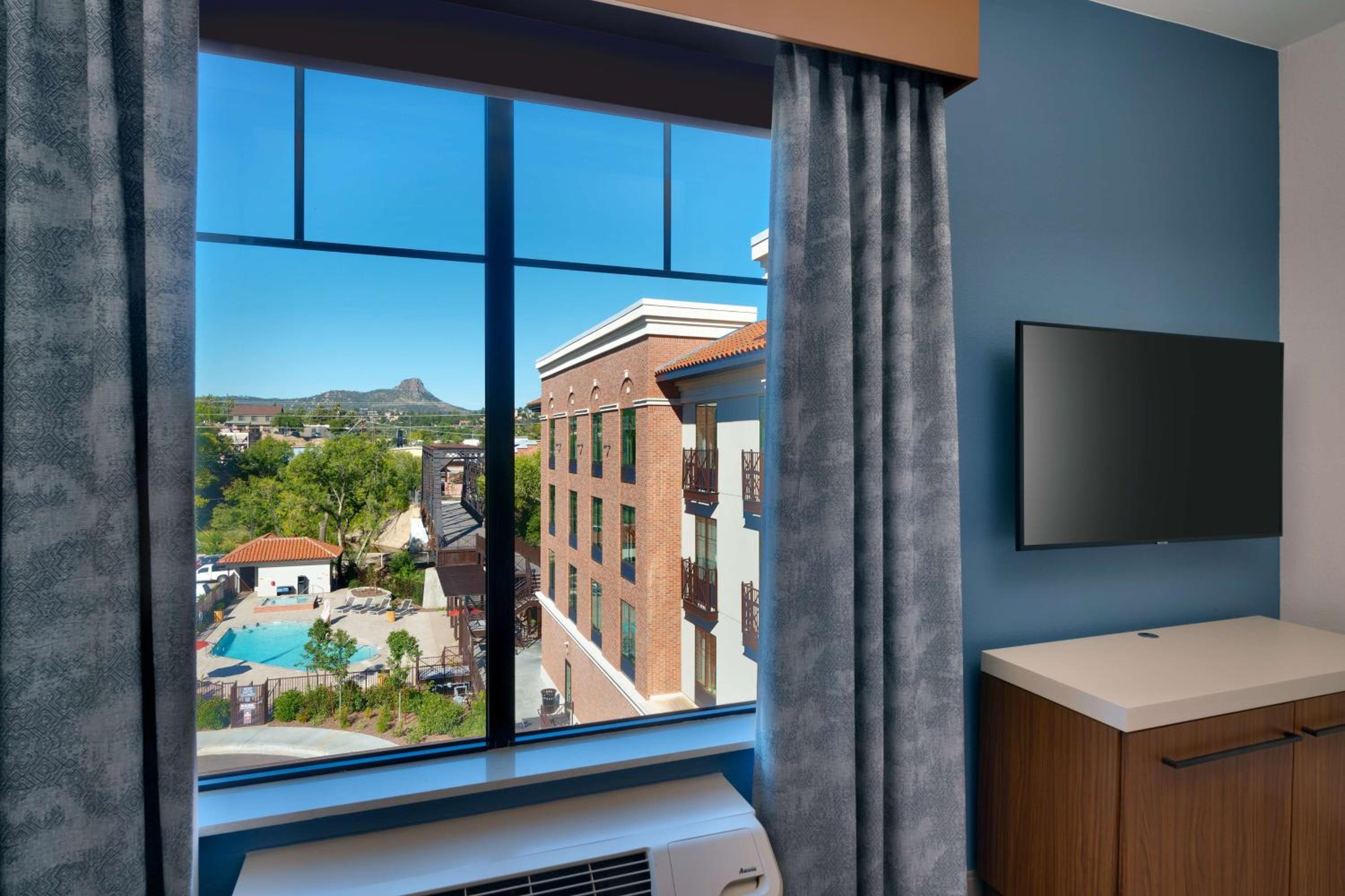 King Room with View - Hearing Accessible - Photo 2
