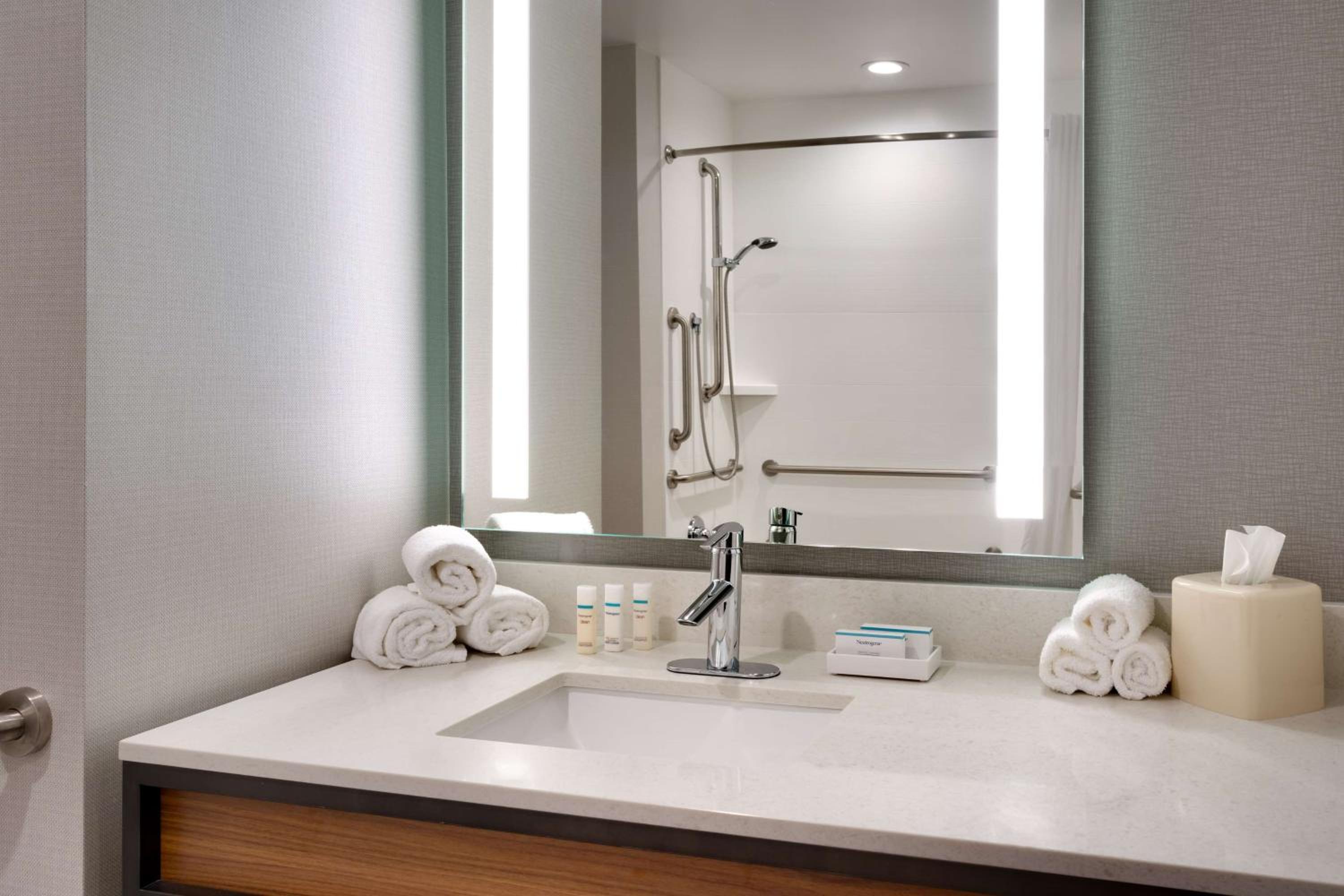 King Room with View - Hearing Accessible - Photo 5