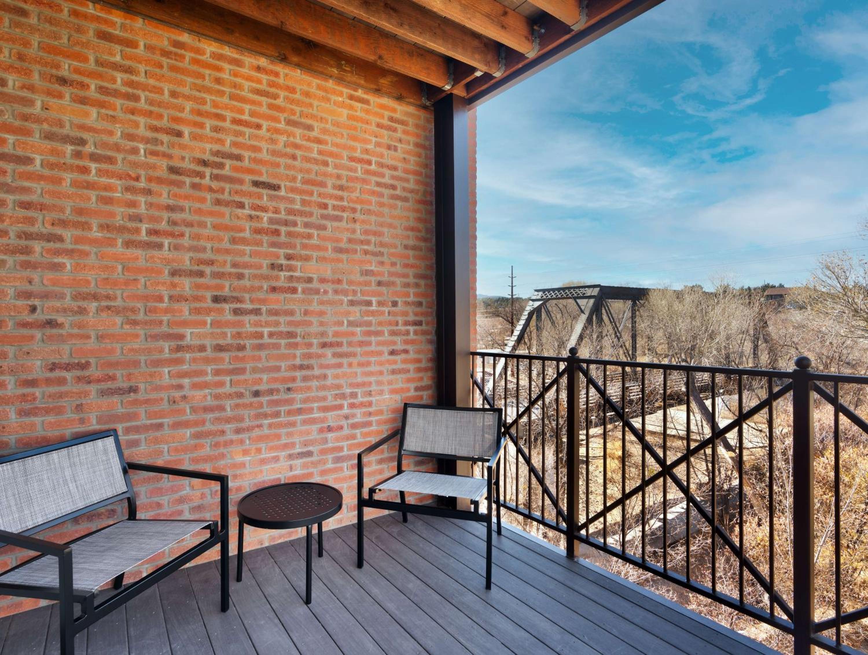 King Corner Room with Balcony - Photo 3