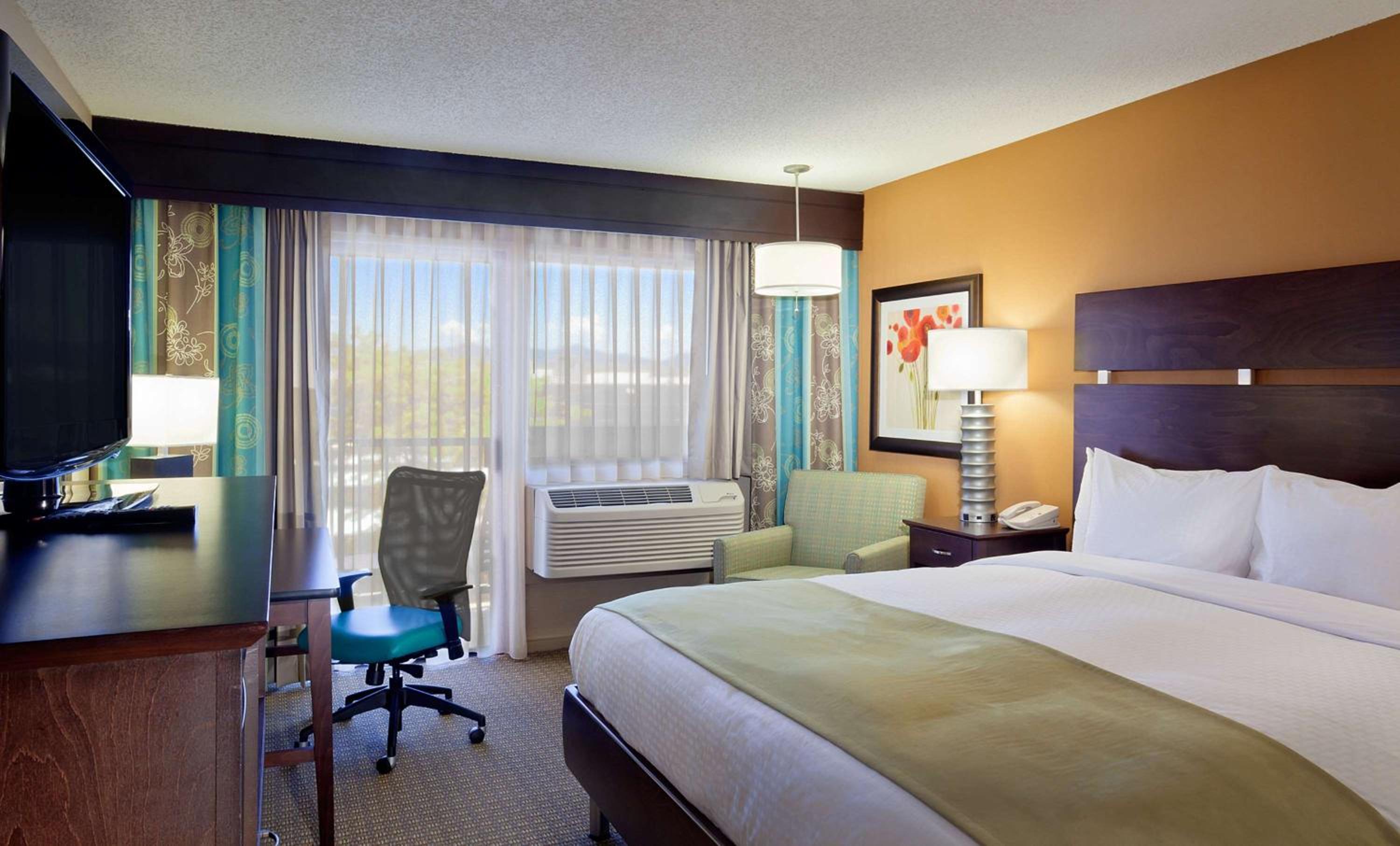 King Room with Bath Tub - Mobility Access - Photo 1
