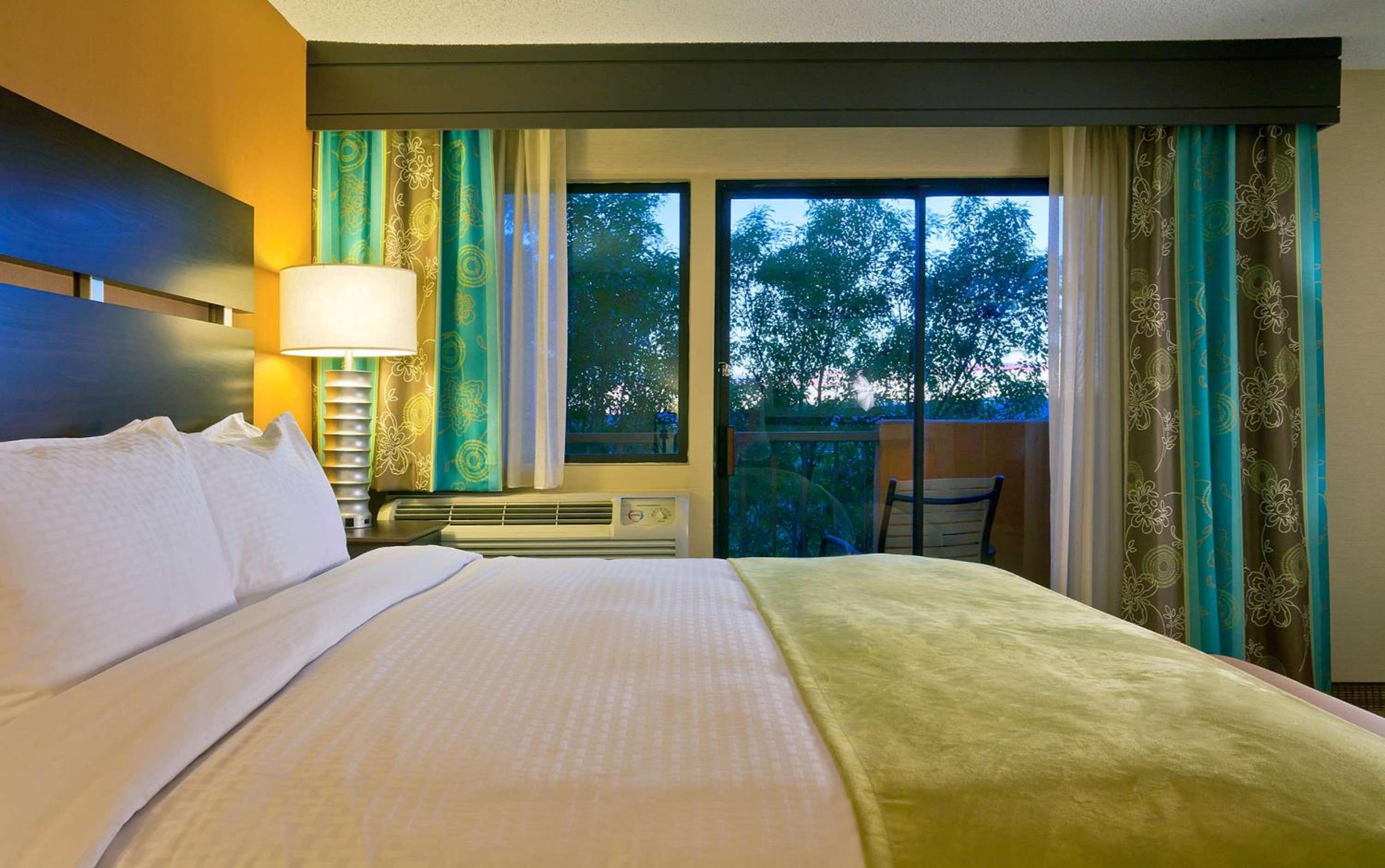 King Suite - Non-Smoking - Photo 2