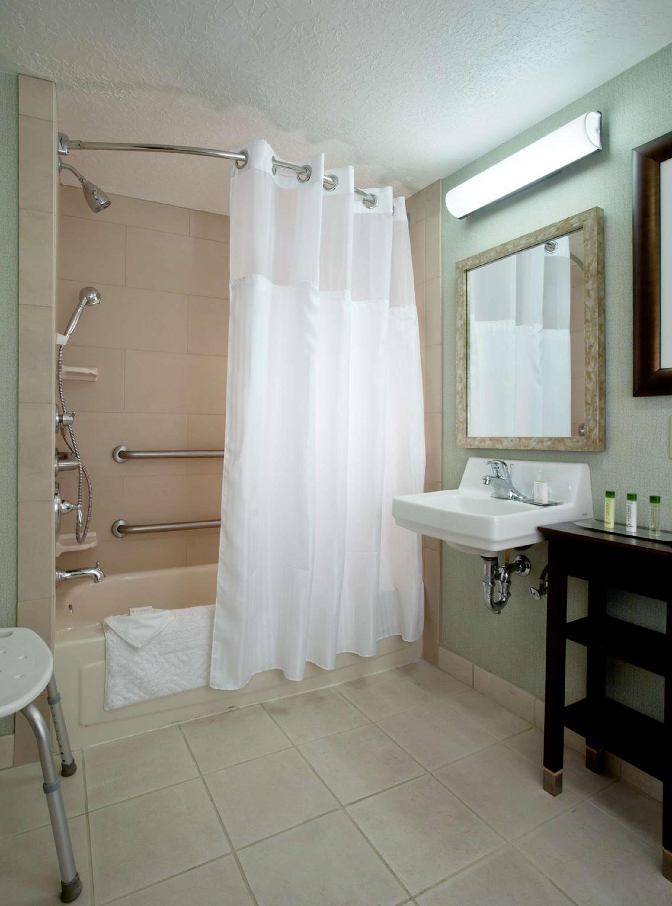 King Room with Bath Tub - Mobility Access - Photo 2
