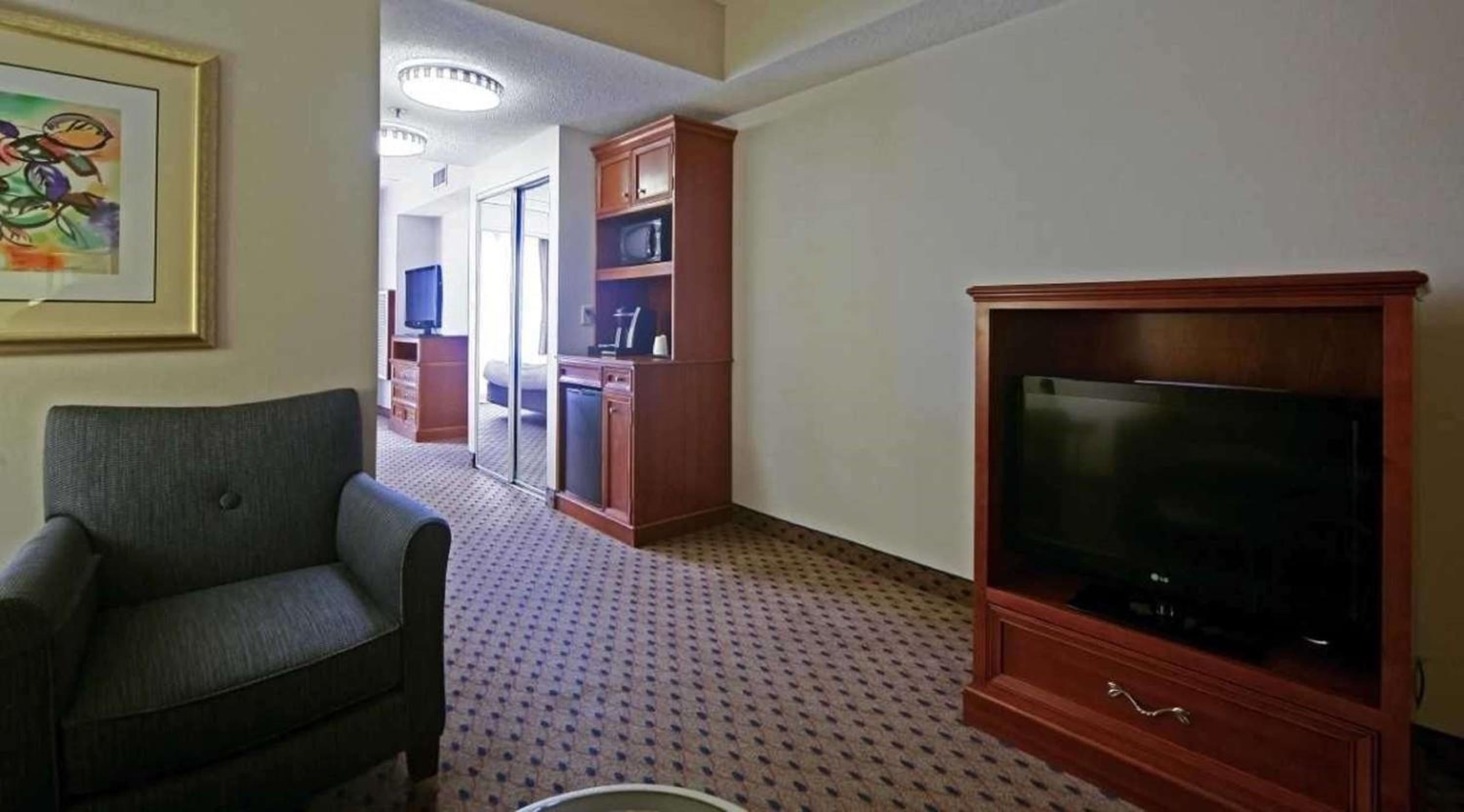 Junior King Suite with Sofa Bed - Photo 5