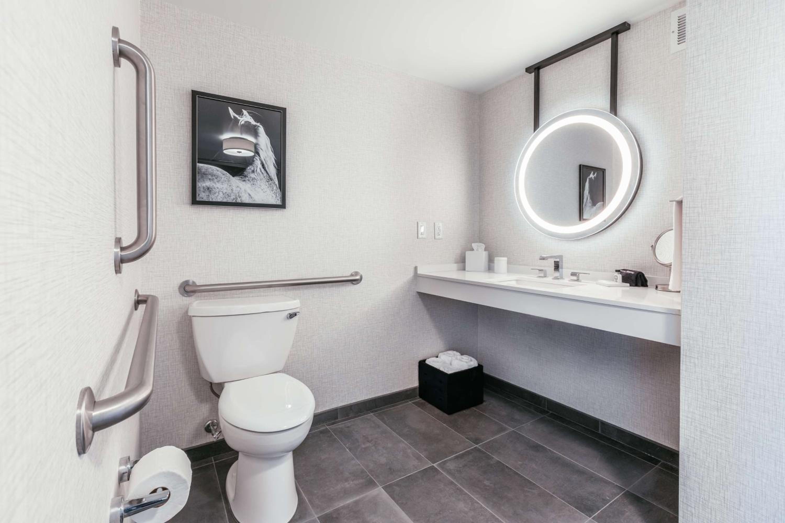 Queen Room with Two Queen Beds and Mobility Accessible Tub - Photo 4