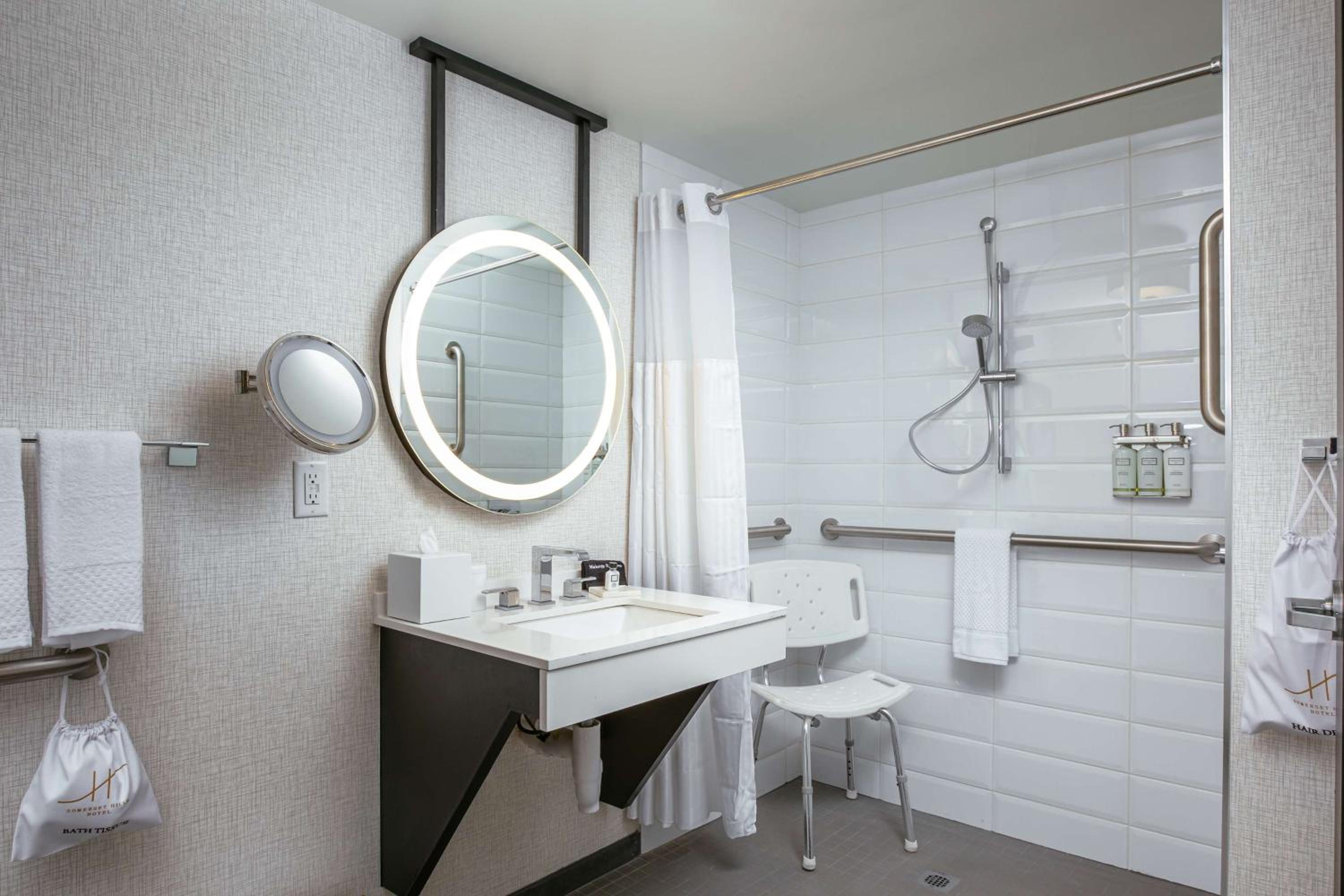 King Room with Roll-In Shower - Mobility Access - Photo 3
