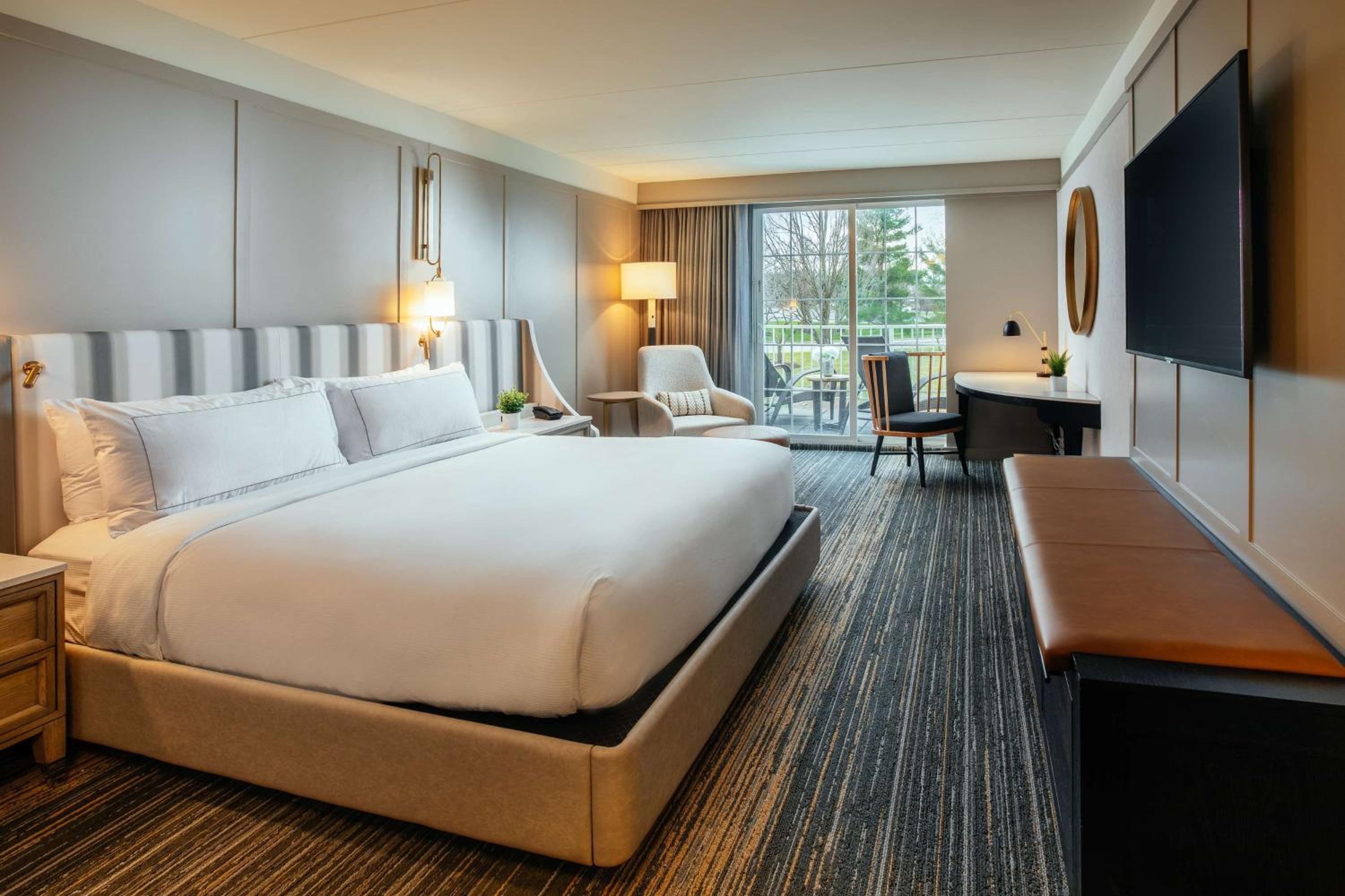 King Room with Balcony and Forest or Town View - Photo 3