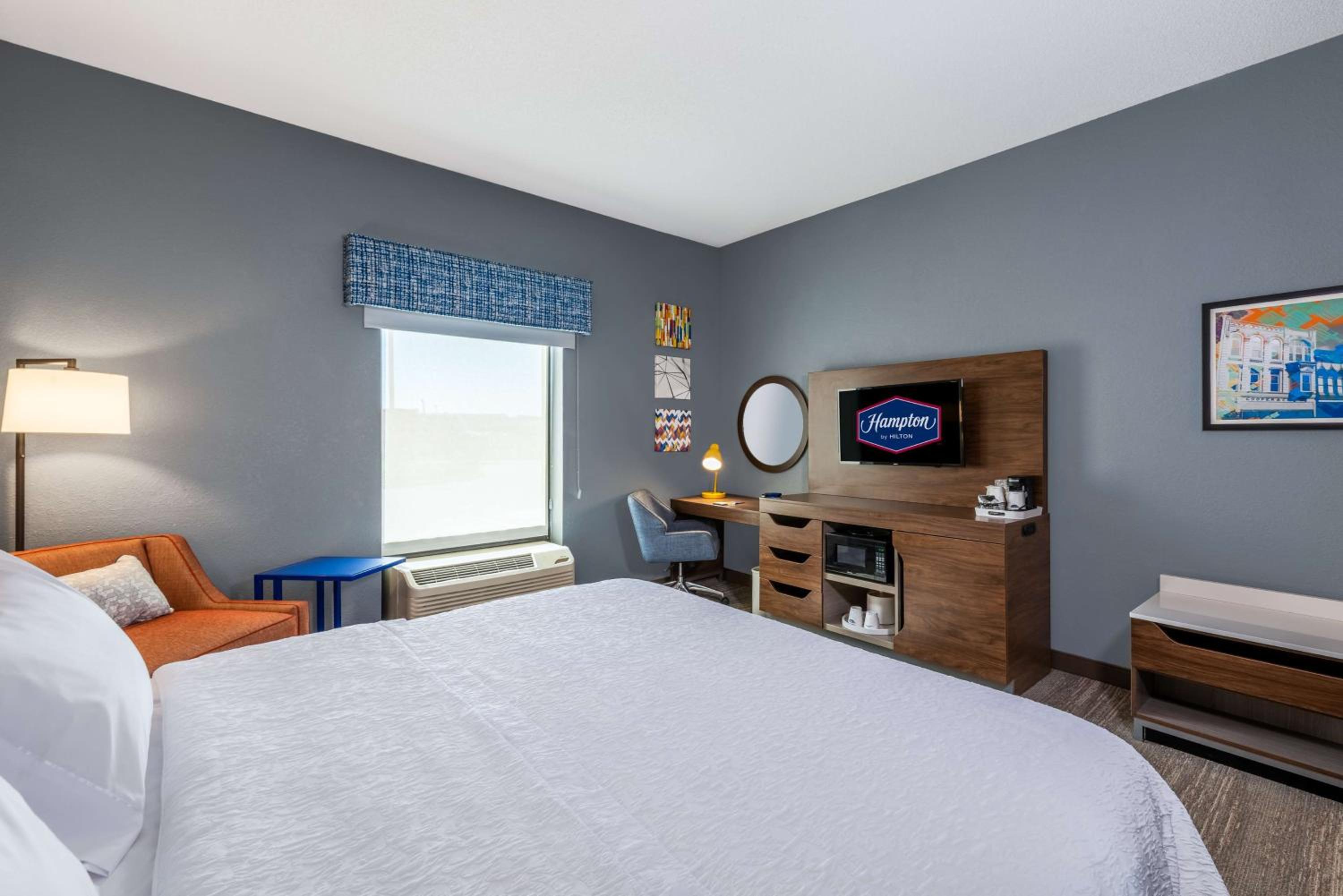 King Room with King Bed - Non-Smoking - Photo 5