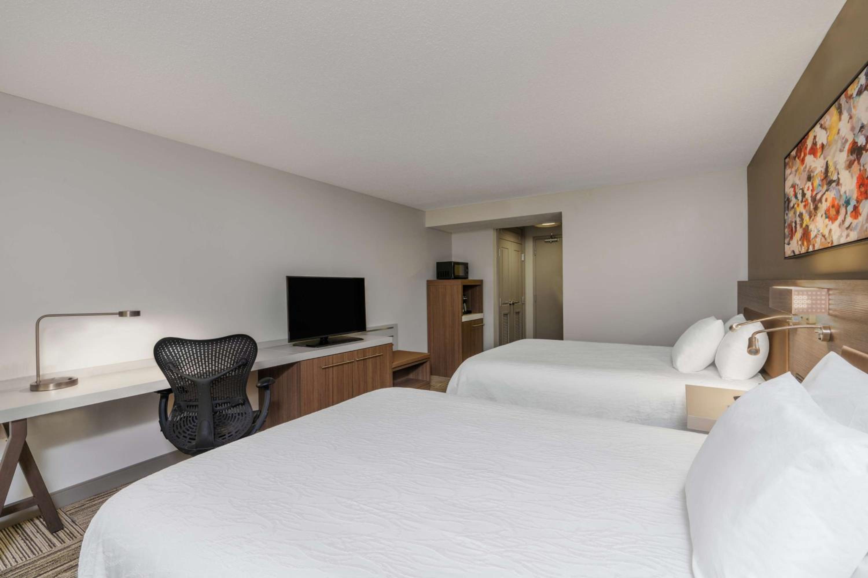 Queen Room with Two Queen Beds - Photo 4