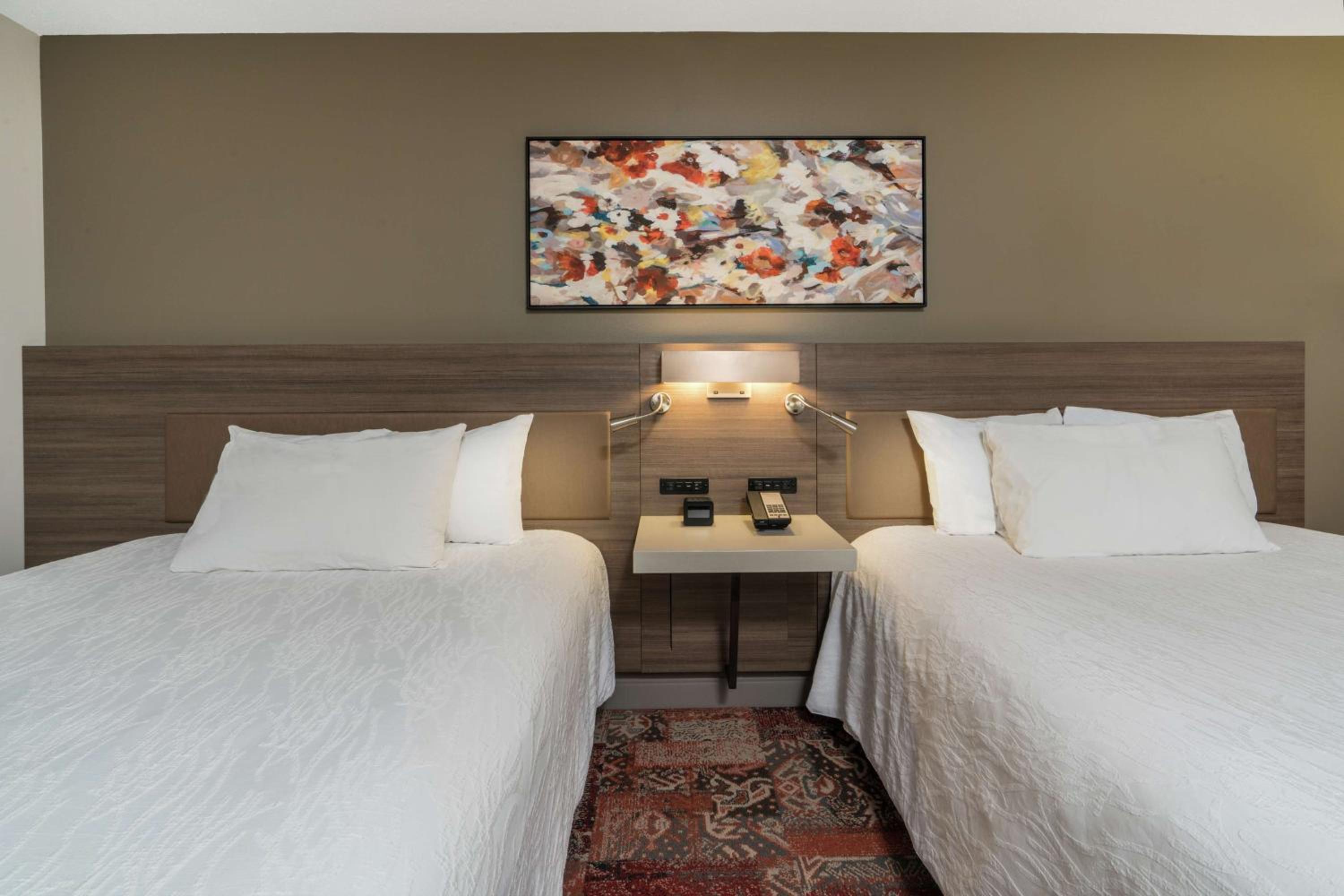 Queen Room with Two Queen Beds - Photo 3