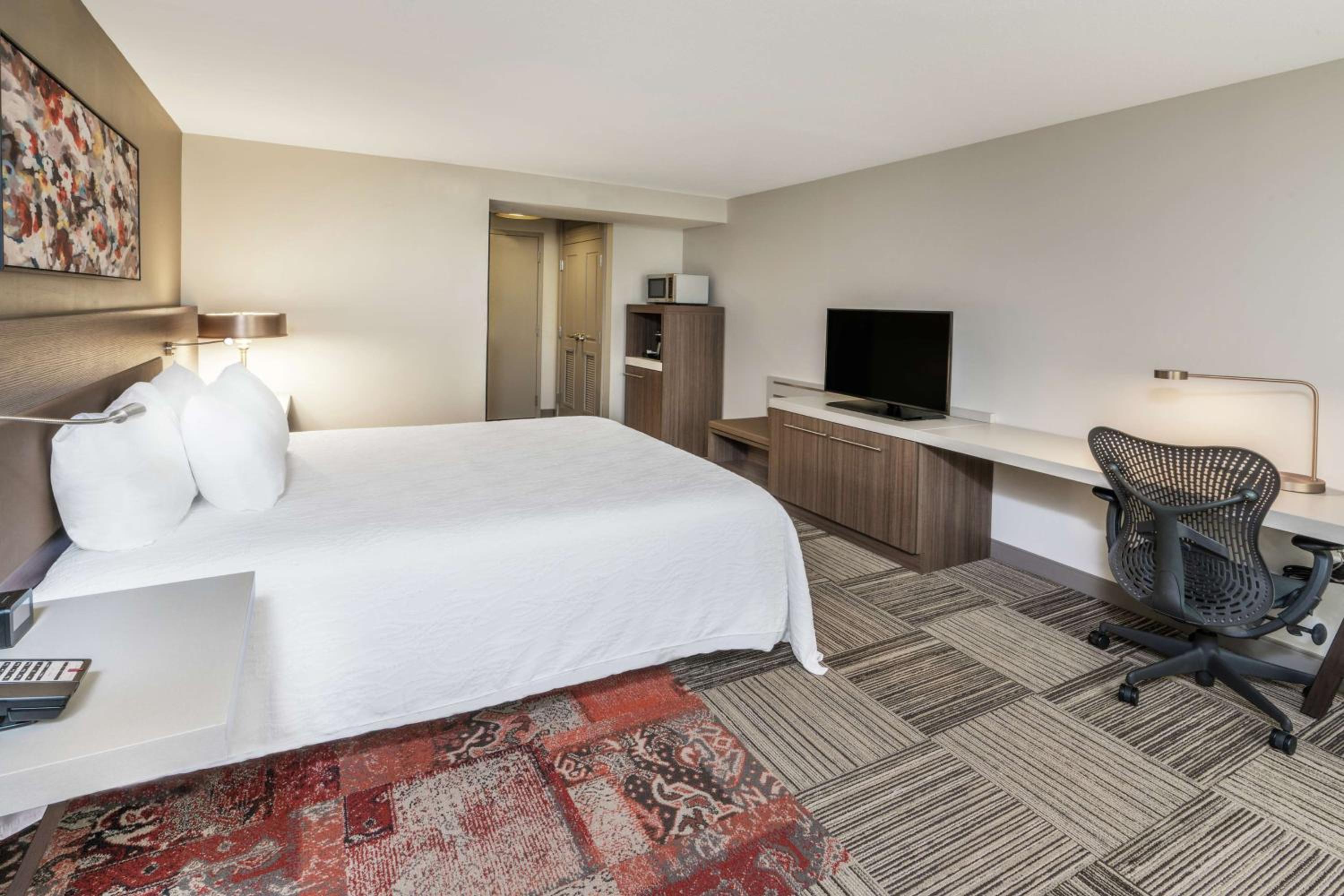 King Room with King Bed - Non-Smoking - Photo 4