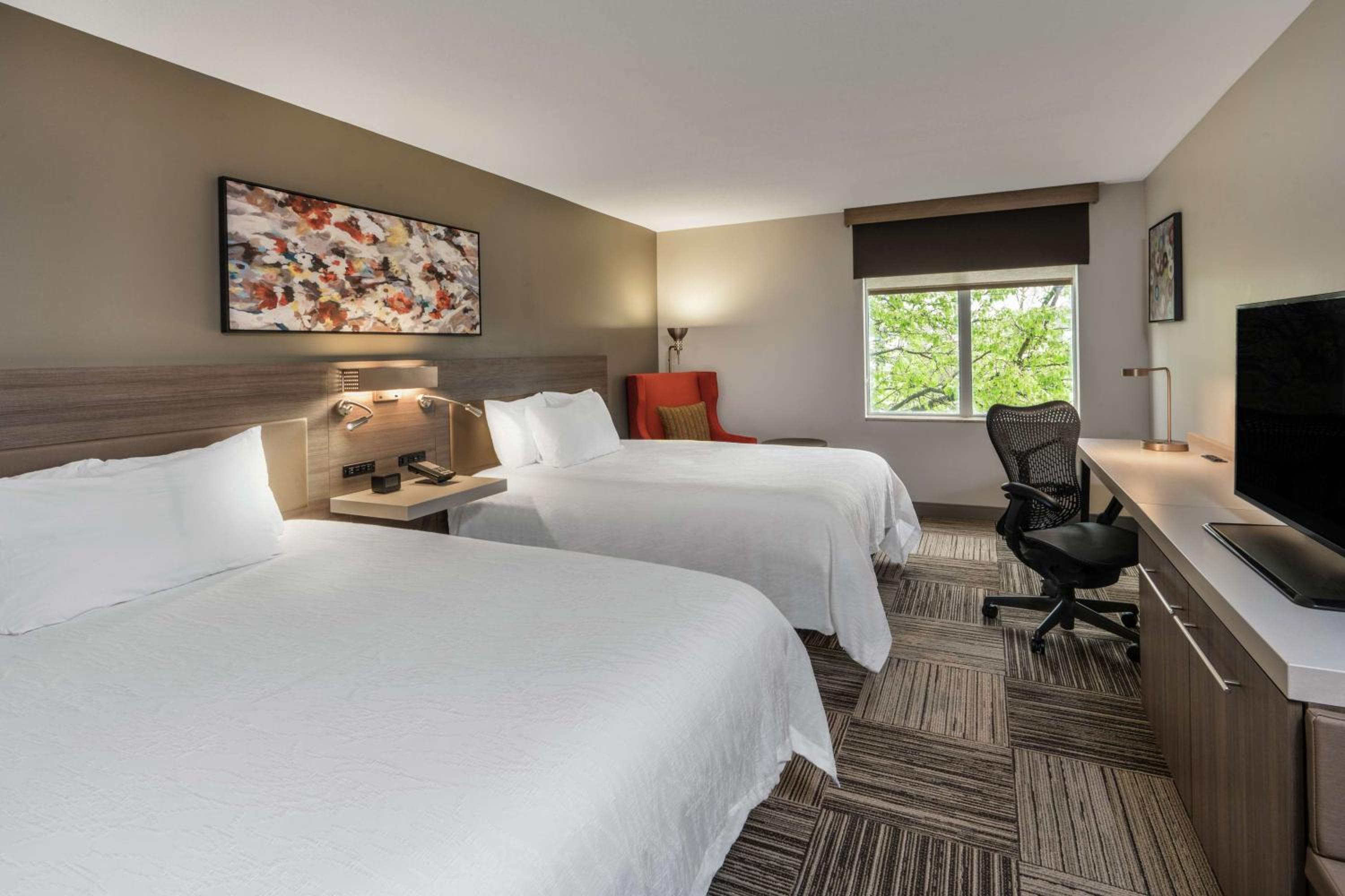 Queen Room with Two Queen Beds - Photo 2