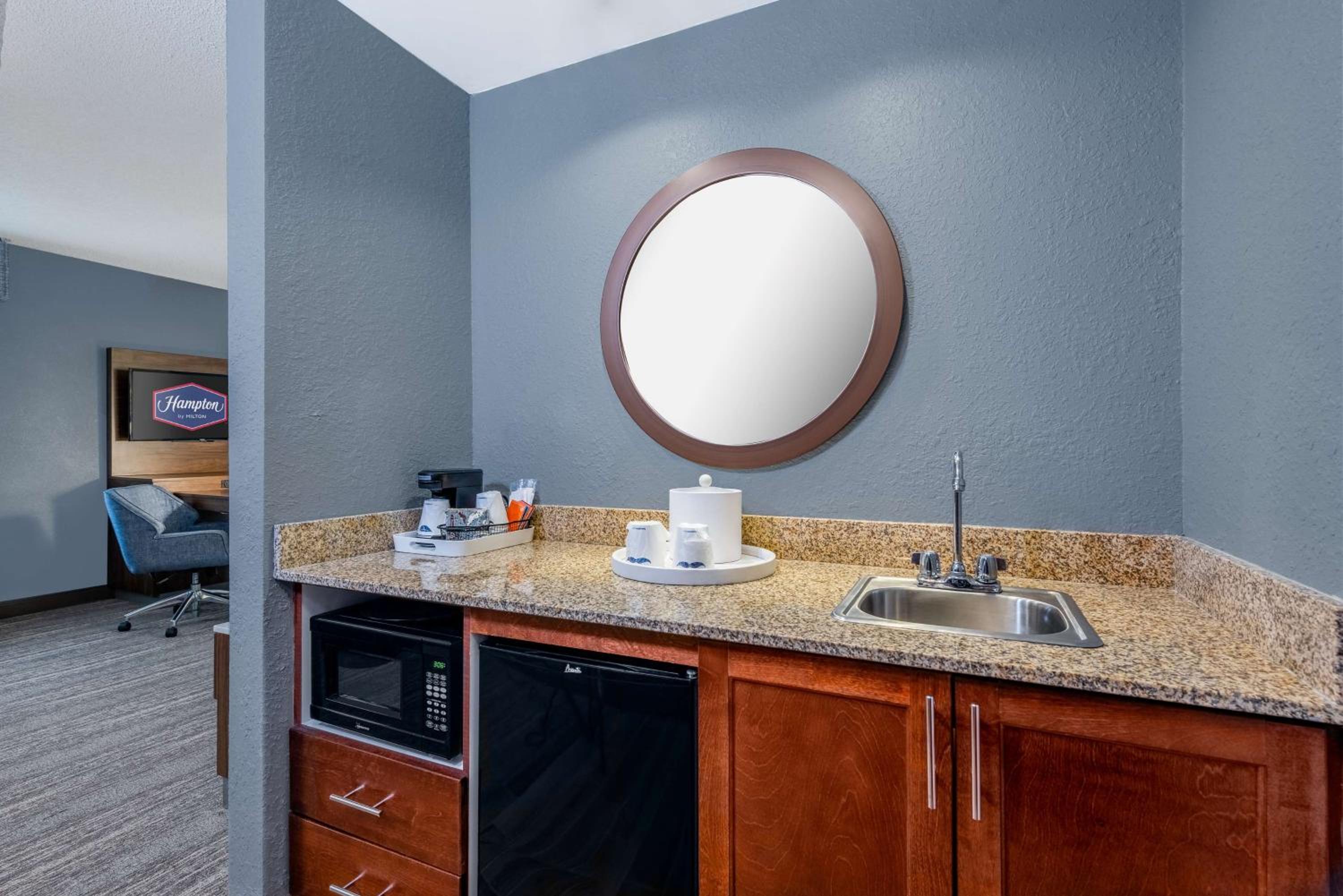 King Studio Suite - Non-Smoking - Photo 3