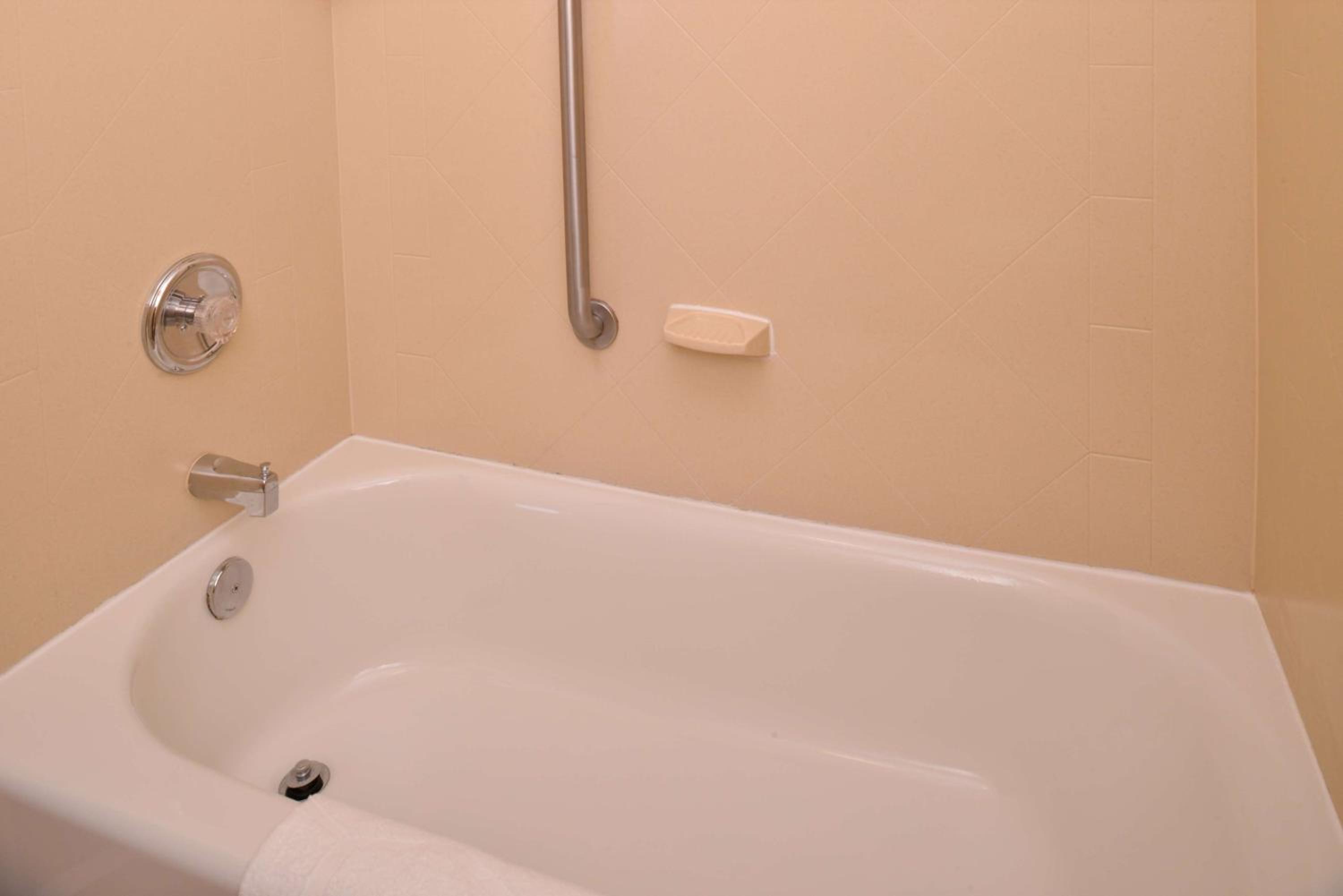 Room with Two Queen Beds - Non-Smoking - Photo 5