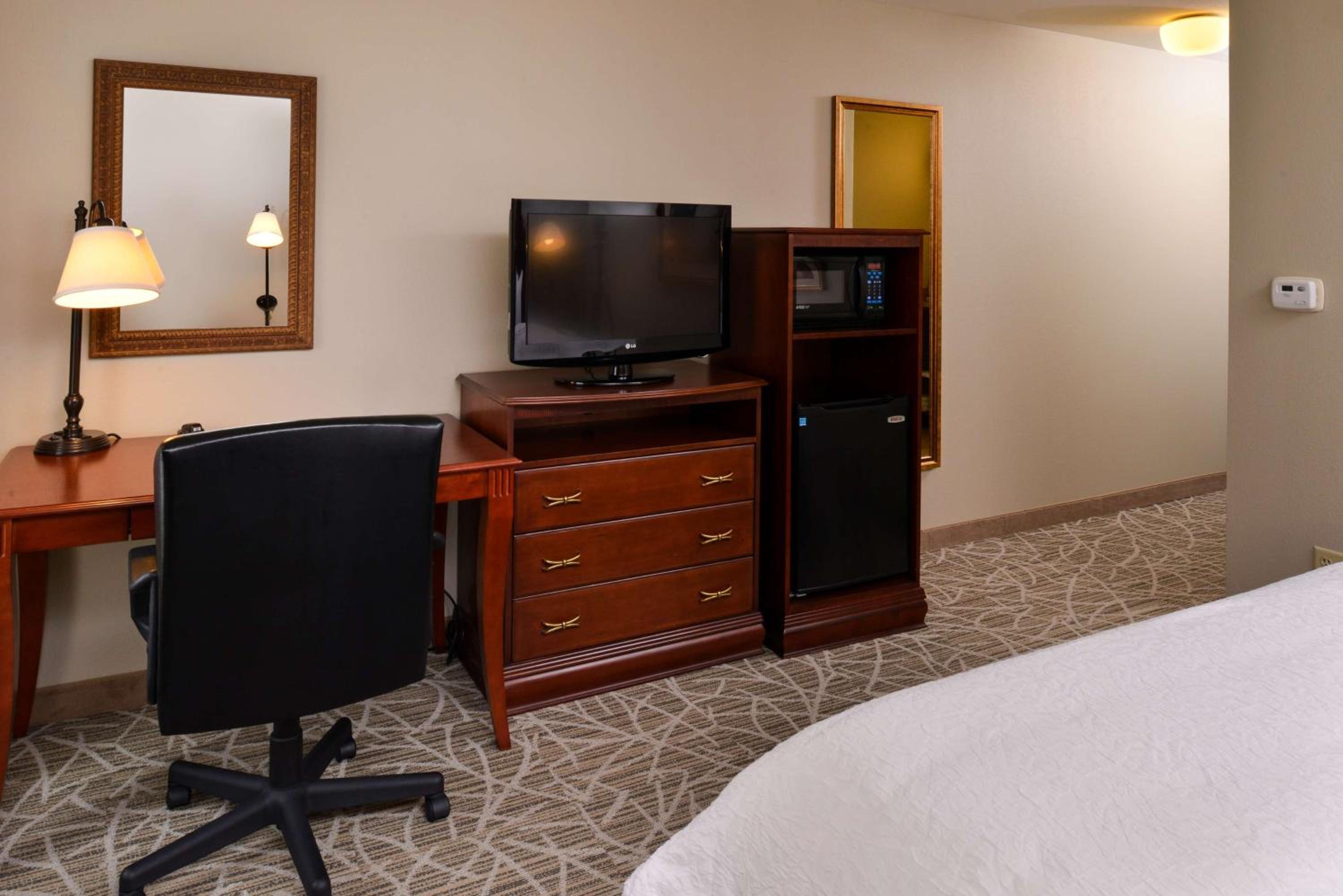 King Room with King Bed - Non-Smoking - Photo 4