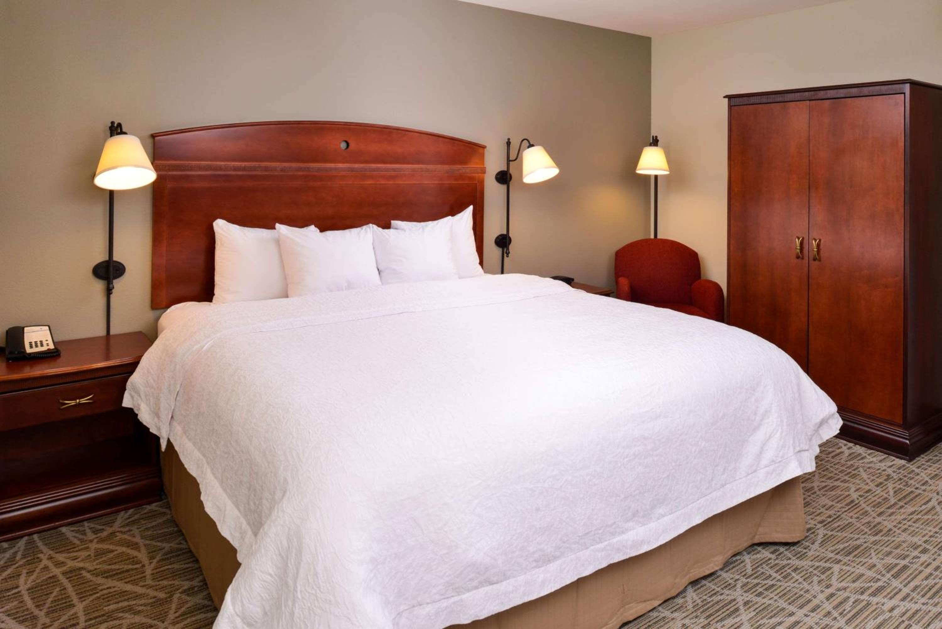 King Room with King Bed - Non-Smoking - Photo 2