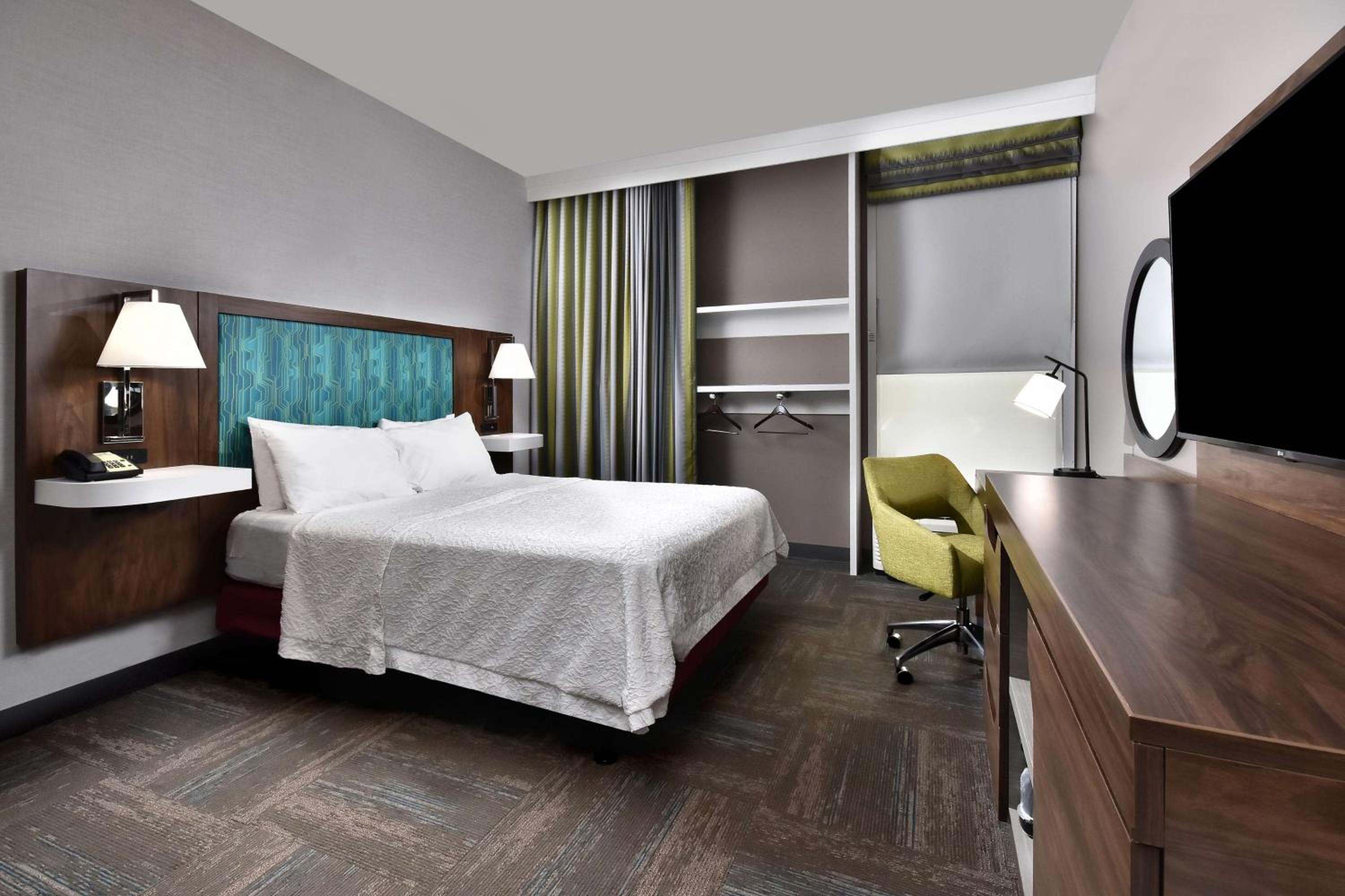 King Room with Chaise Lounge - Non-Smoking photo 1