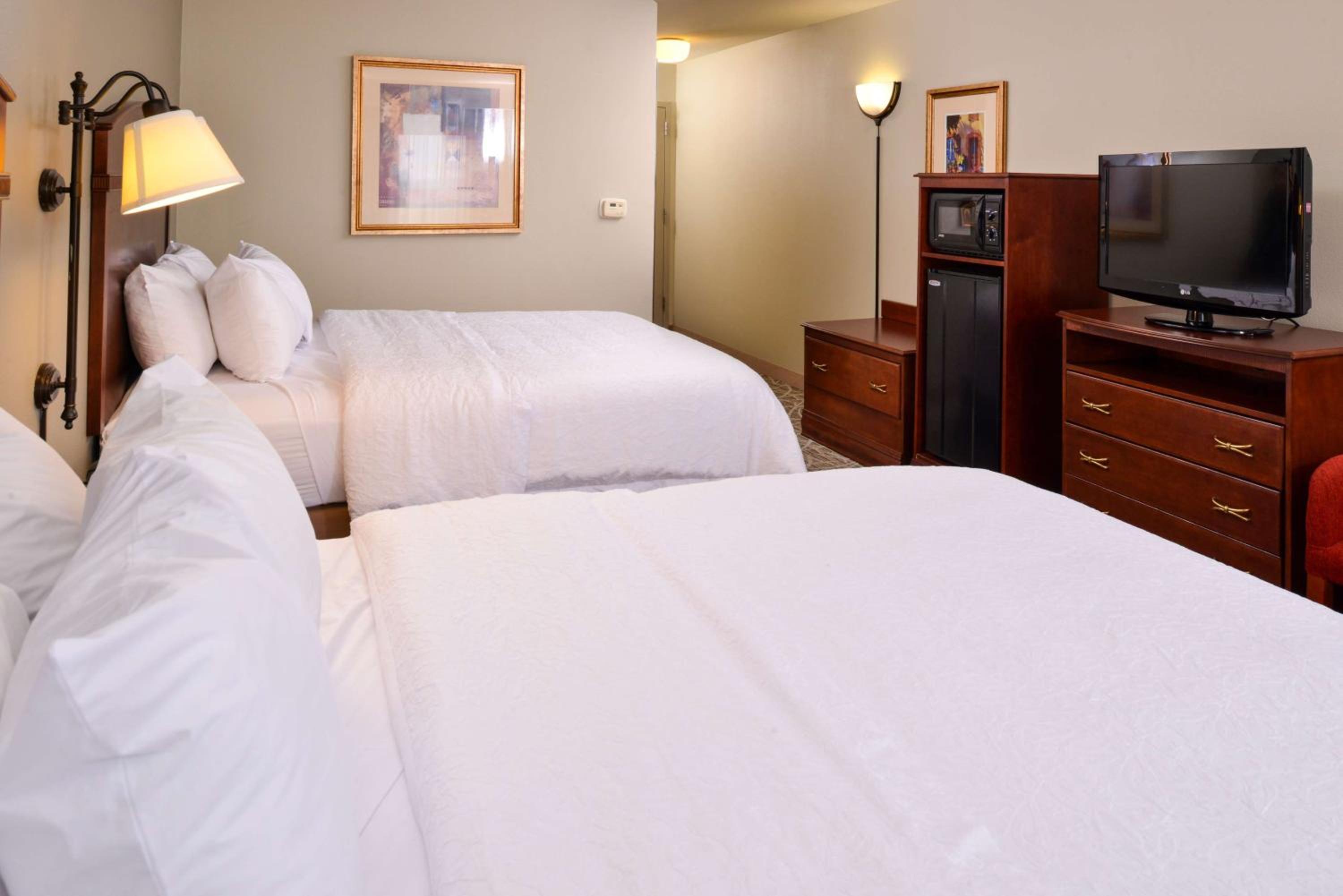Room with Two Queen Beds - Non-Smoking - Photo 2