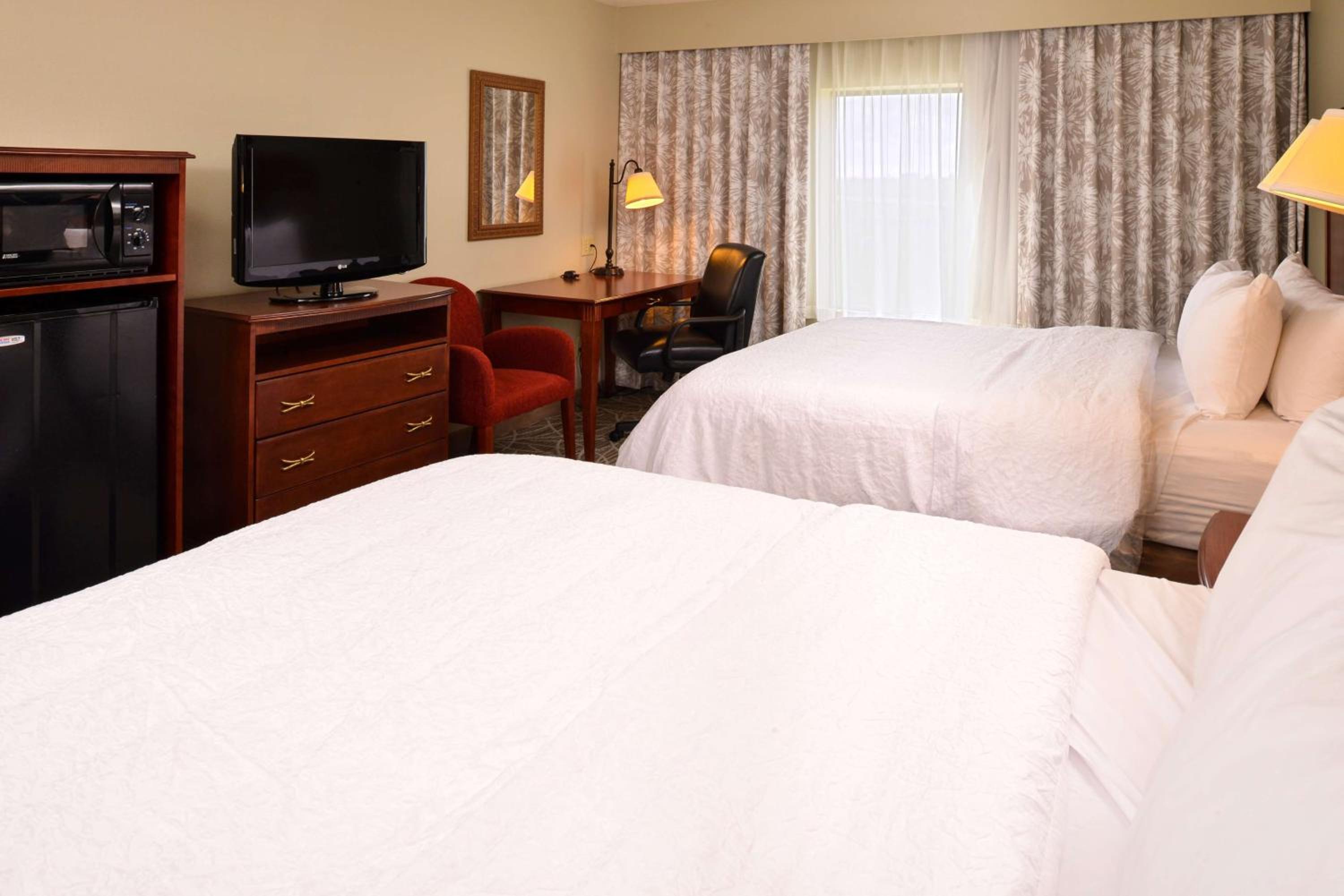 Room with Two Queen Beds - Non-Smoking - Photo 3