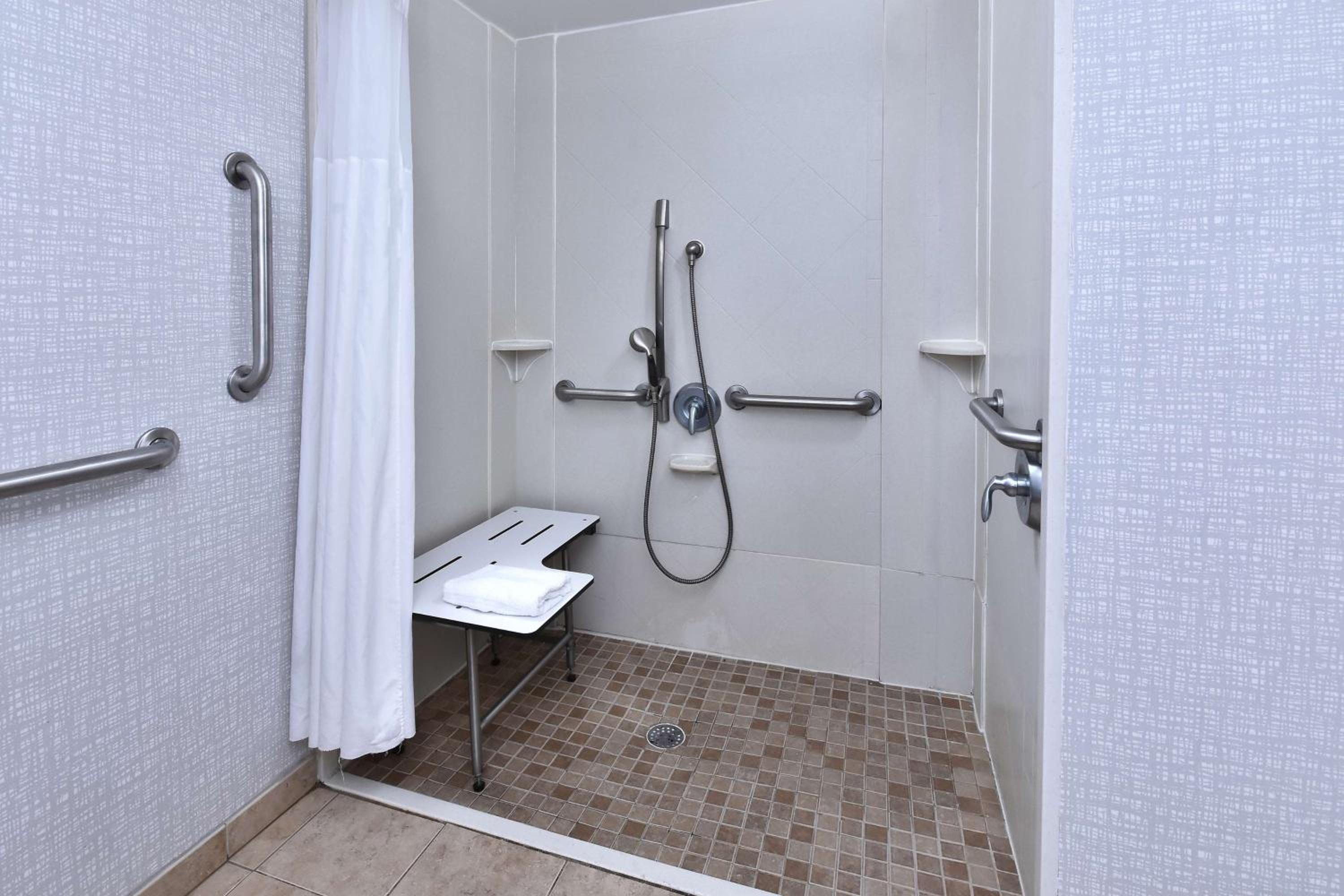 Queen Room with Roll-In Shower - Mobility Access/Non-Smoking photo 3