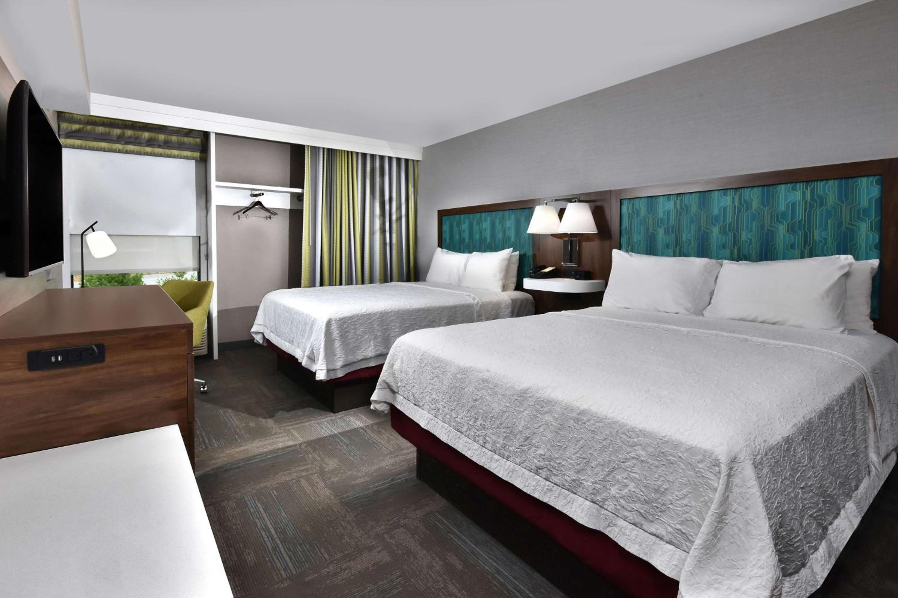 Room with Two Queen Beds - Non-Smoking photo 2