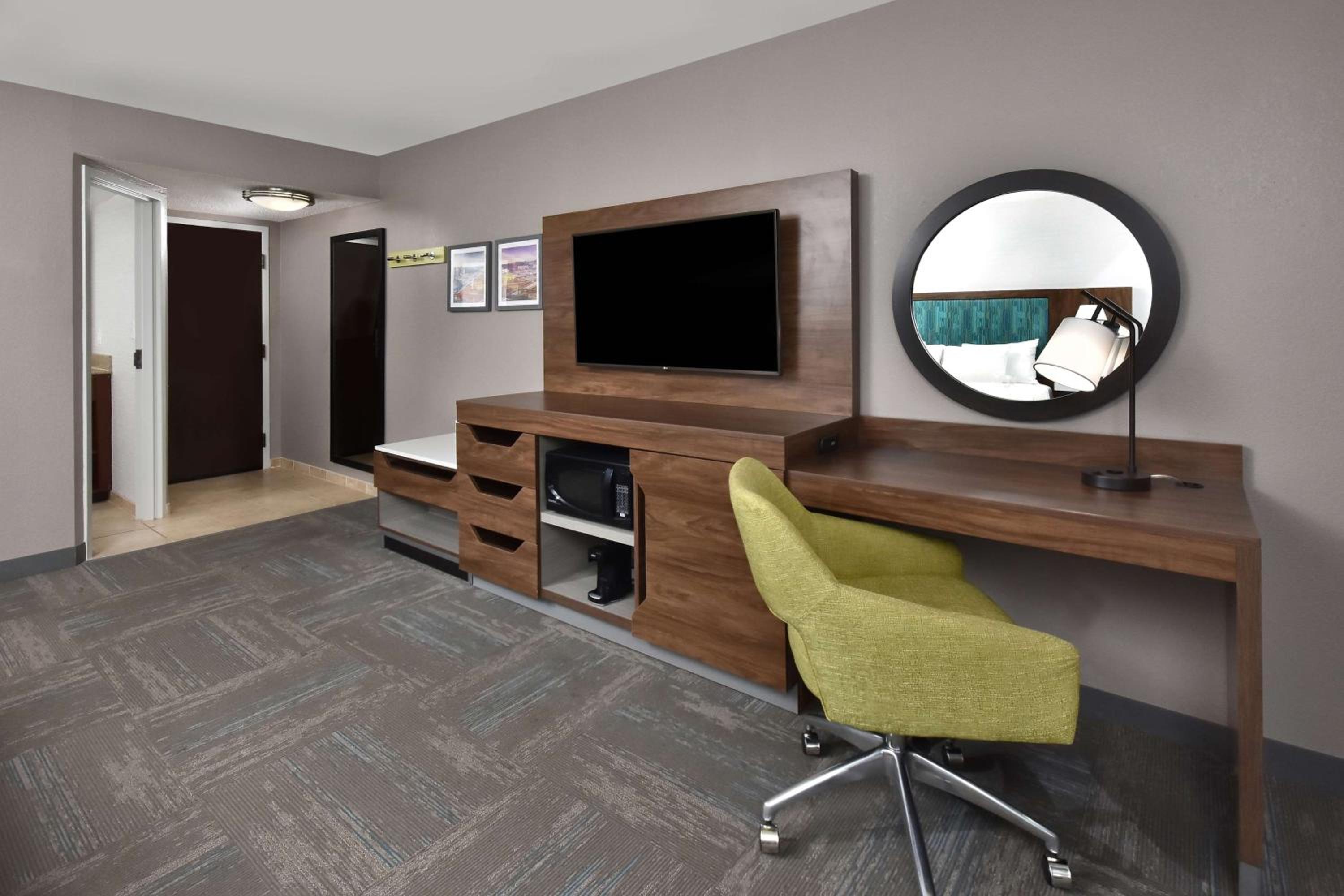 King Room with Chaise Lounge - Non-Smoking photo 3