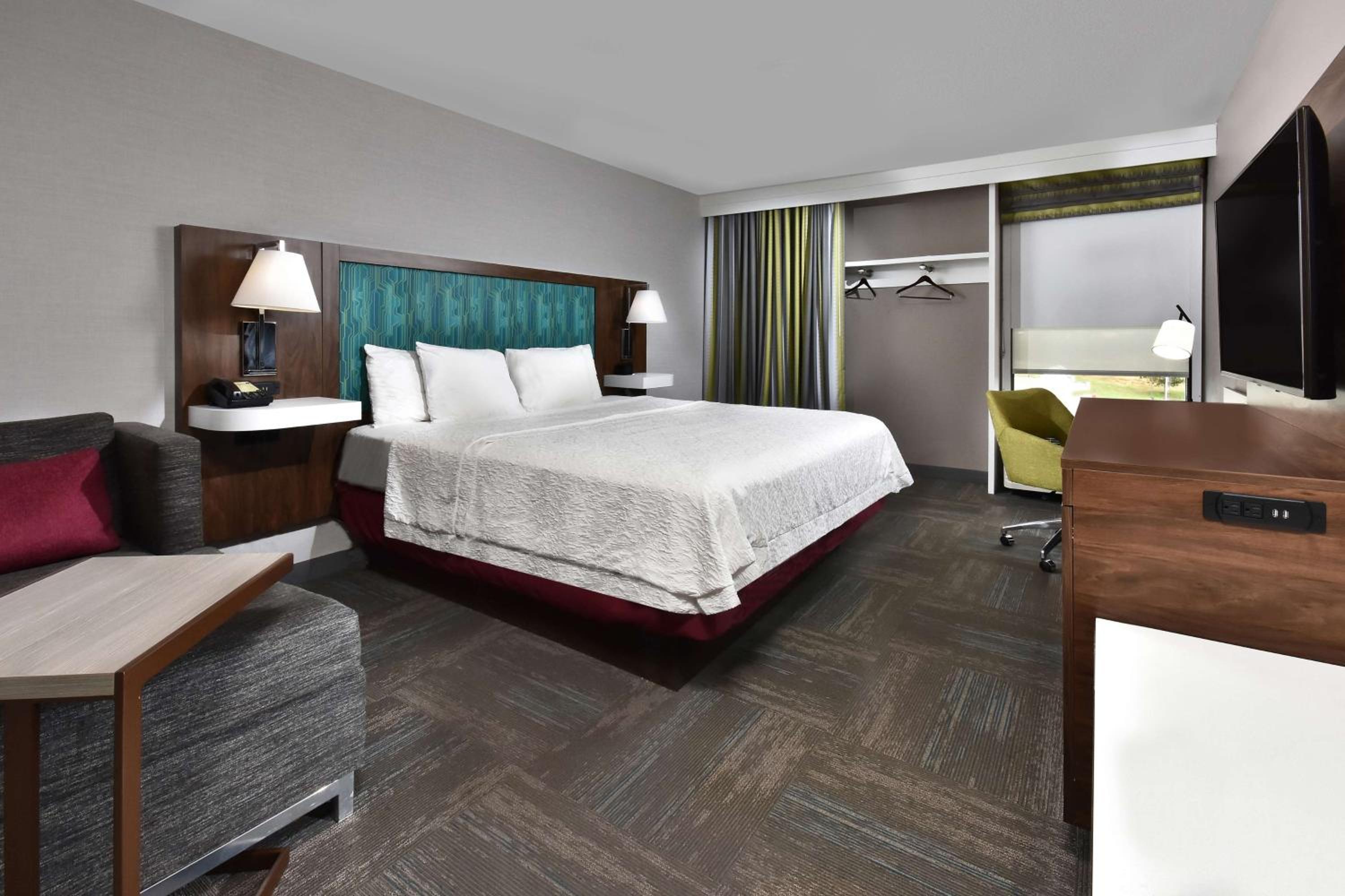 King Room with Chaise Lounge - Non-Smoking photo 2