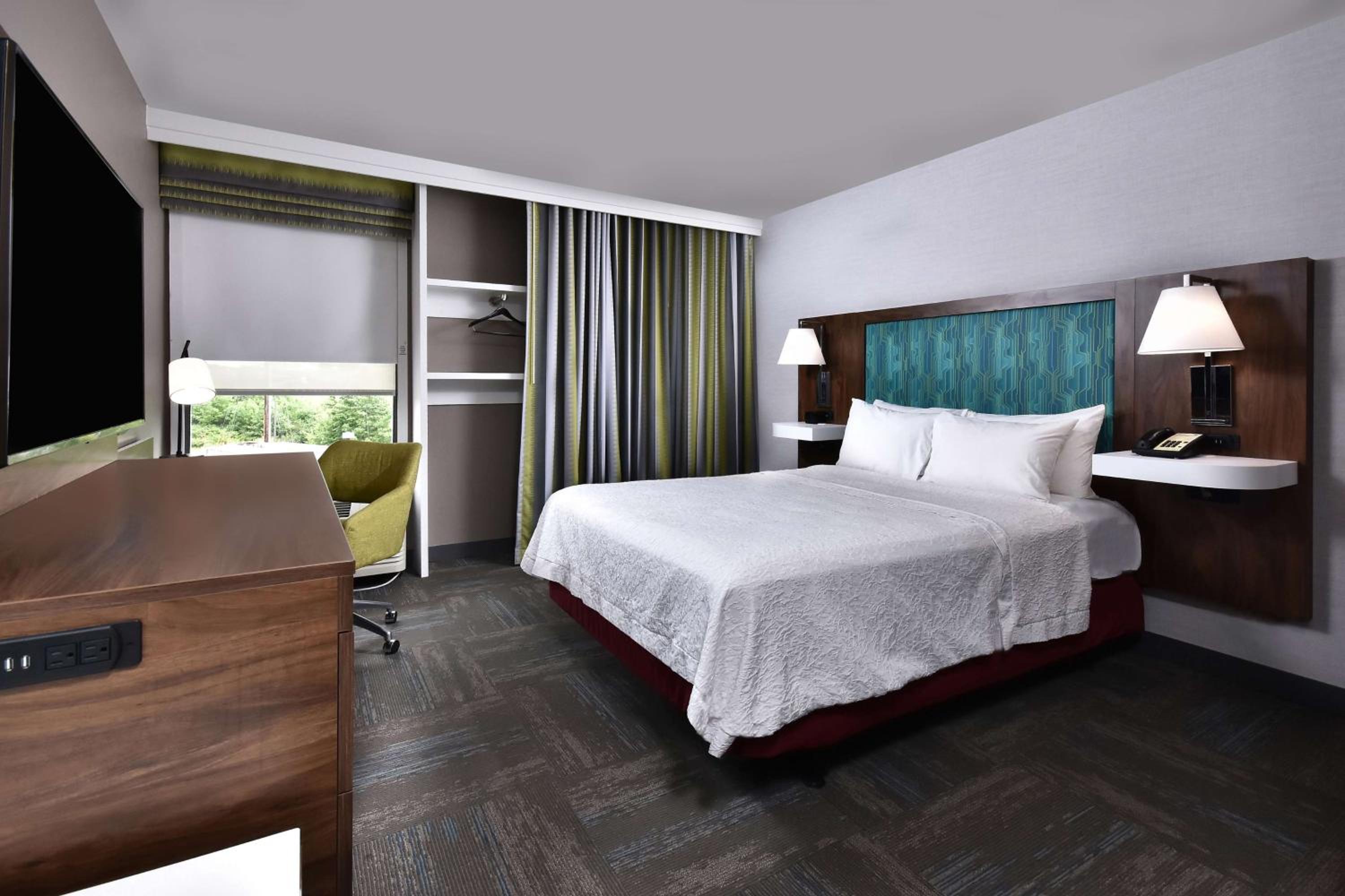 Queen Room with Mobility Access/Non-Smoking photo 3